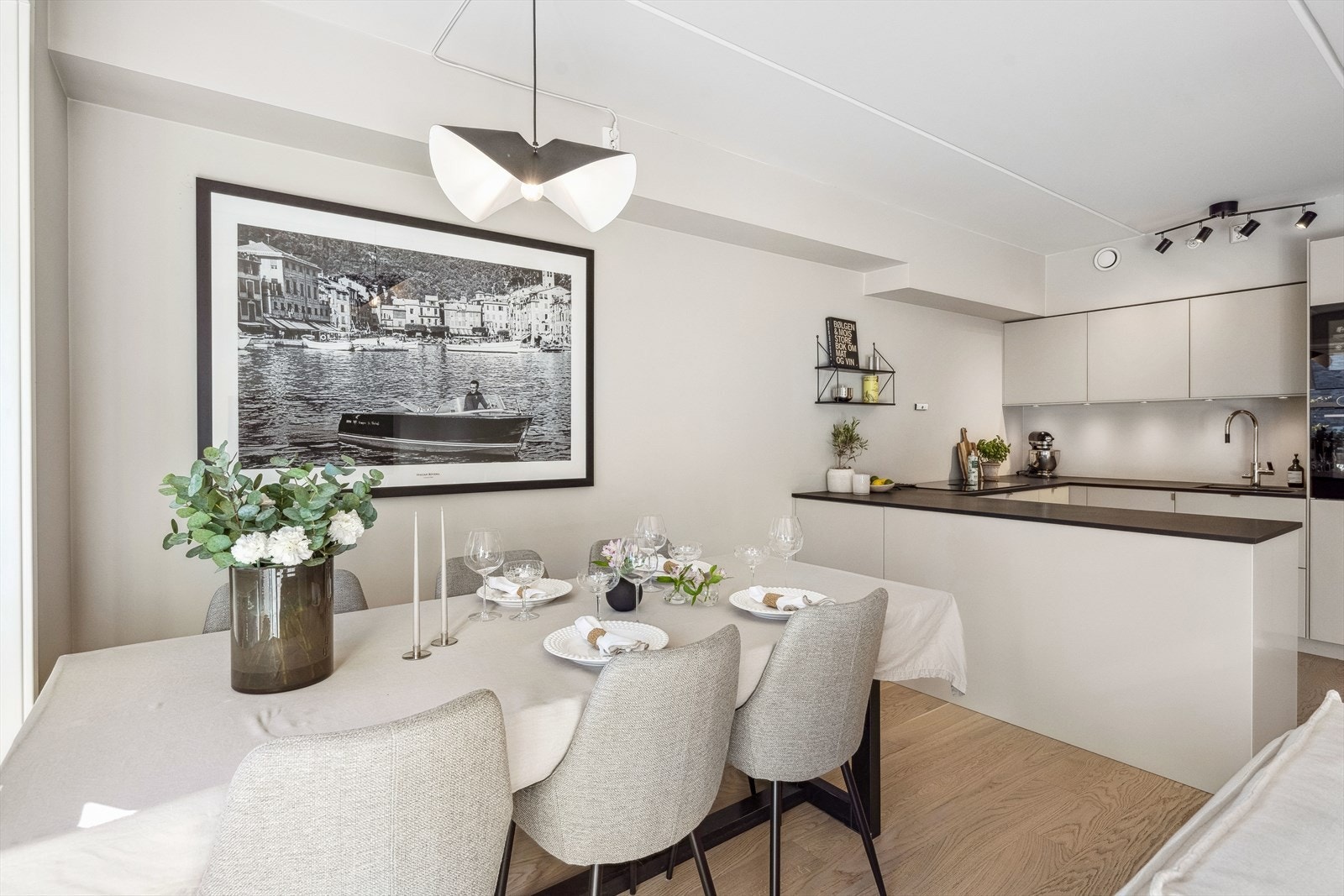God plass til romslig spisebord. Galleribilde