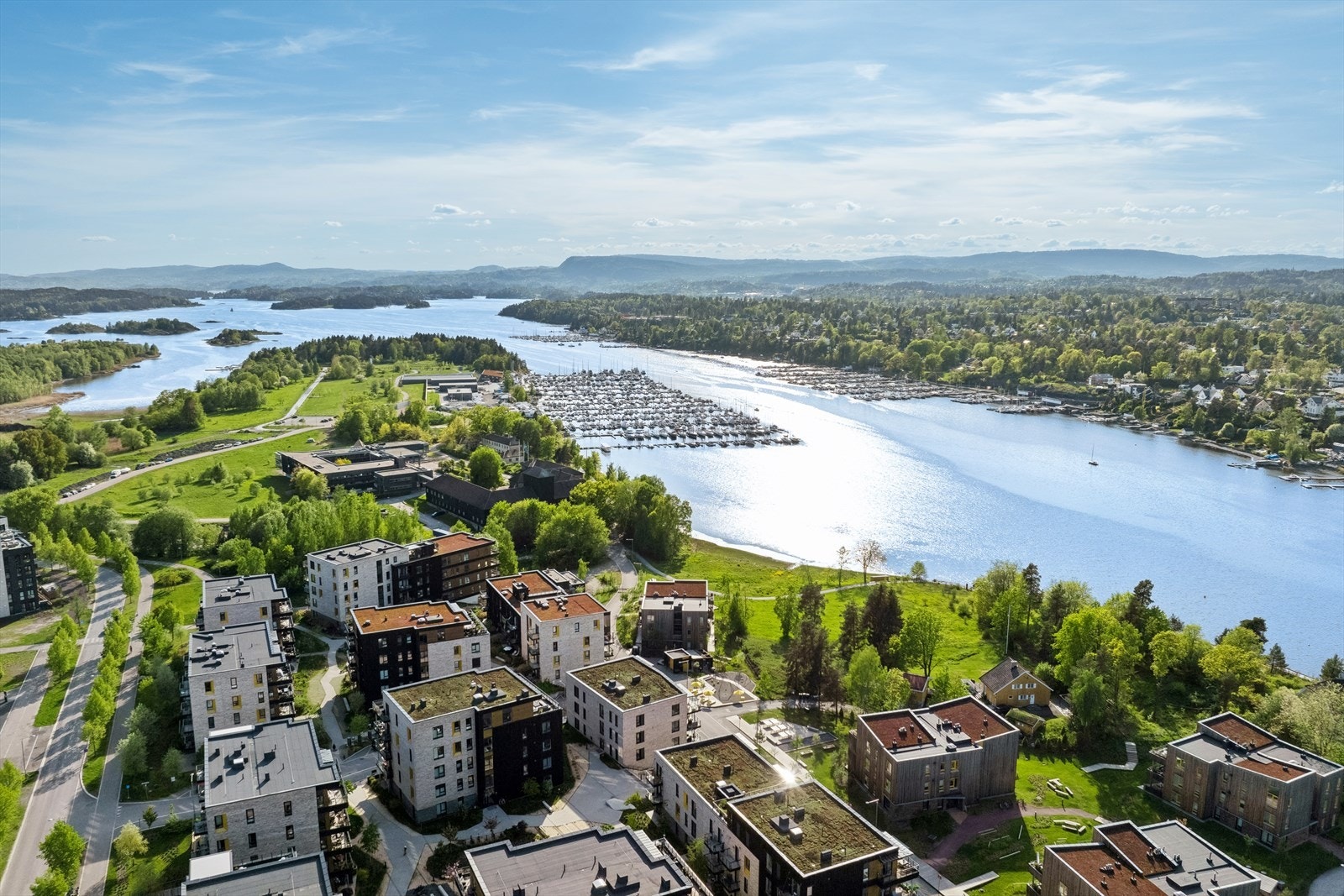 Et helt fantastisk flott sted og bo. Idyllisk nabolag og bomiljø. Omkranset av sjø og vakre turstier. Galleribilde
