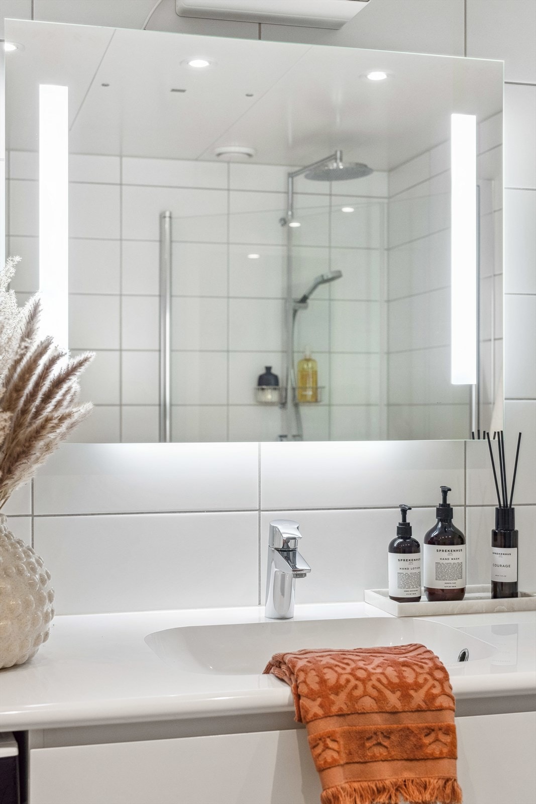 Downlights i taket. Galleribilde