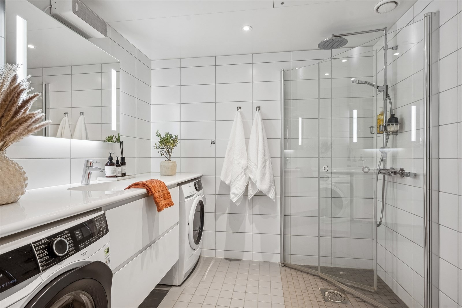 Det er fin plass til både vaskemaskin og praktisk tørketrommel. Galleribilde
