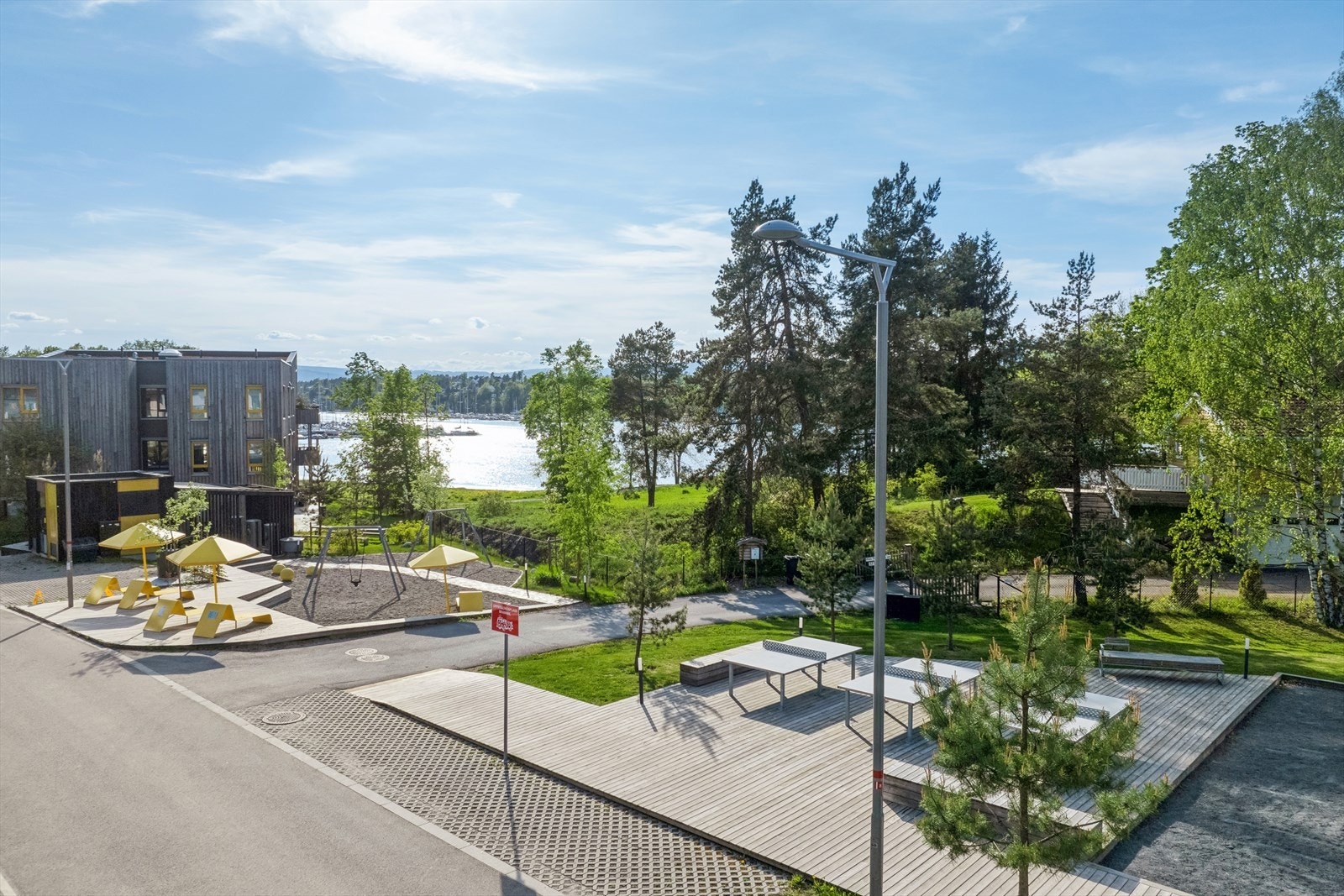 Nærområdet har lekeplasser, sittegrupper og nærhet til Fornebu marina Galleribilde