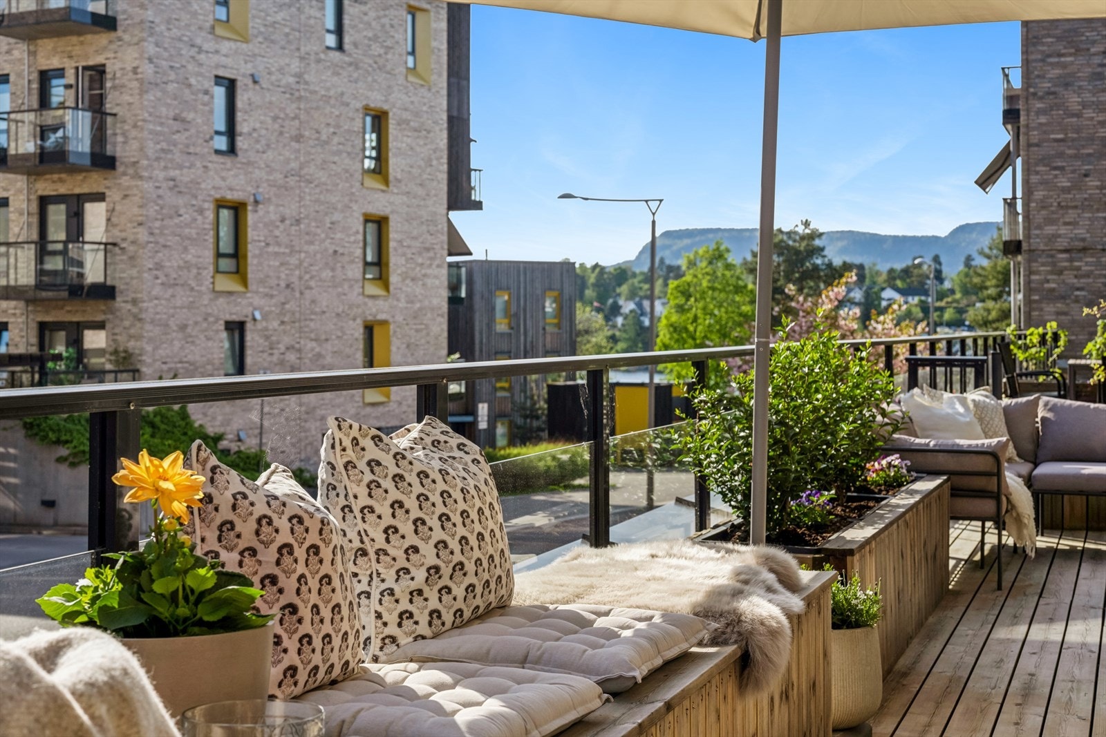 Her har du gleden av en stor flott terrasse med svært gode solforhold. Galleribilde