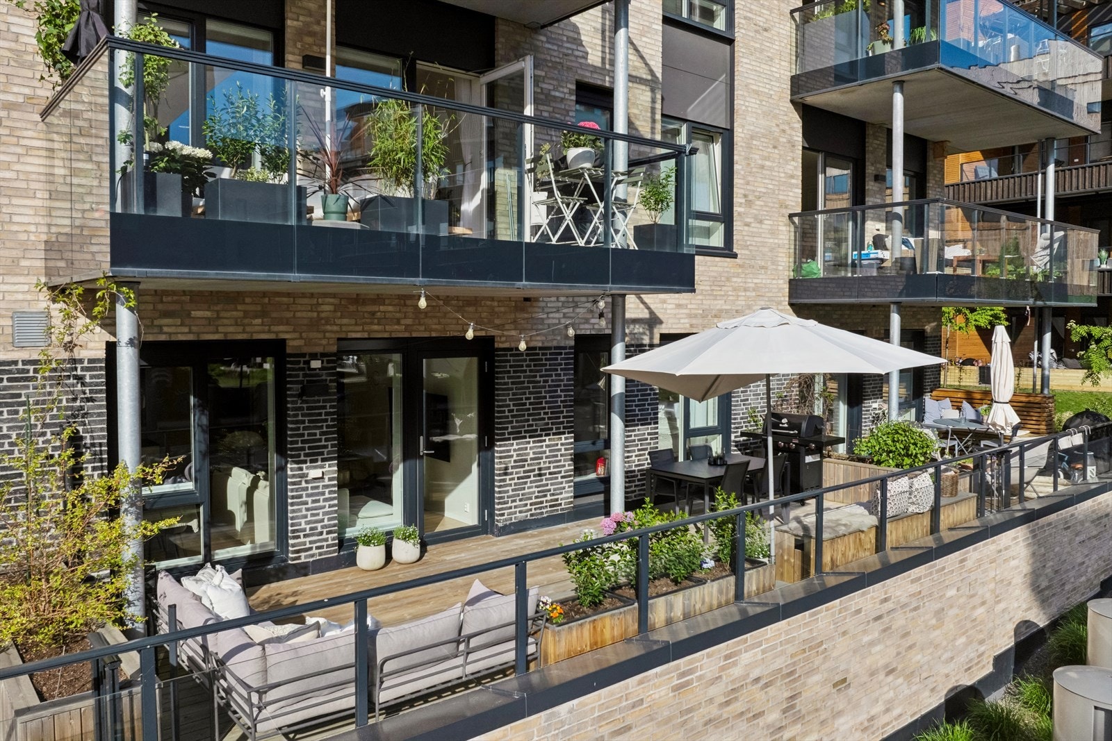 Her har du gleden av stor flott terrasse med flere fine soner for opphold og hygge. Hele 33 kvm. Terrassen er høyt over bakkenivå. Galleribilde