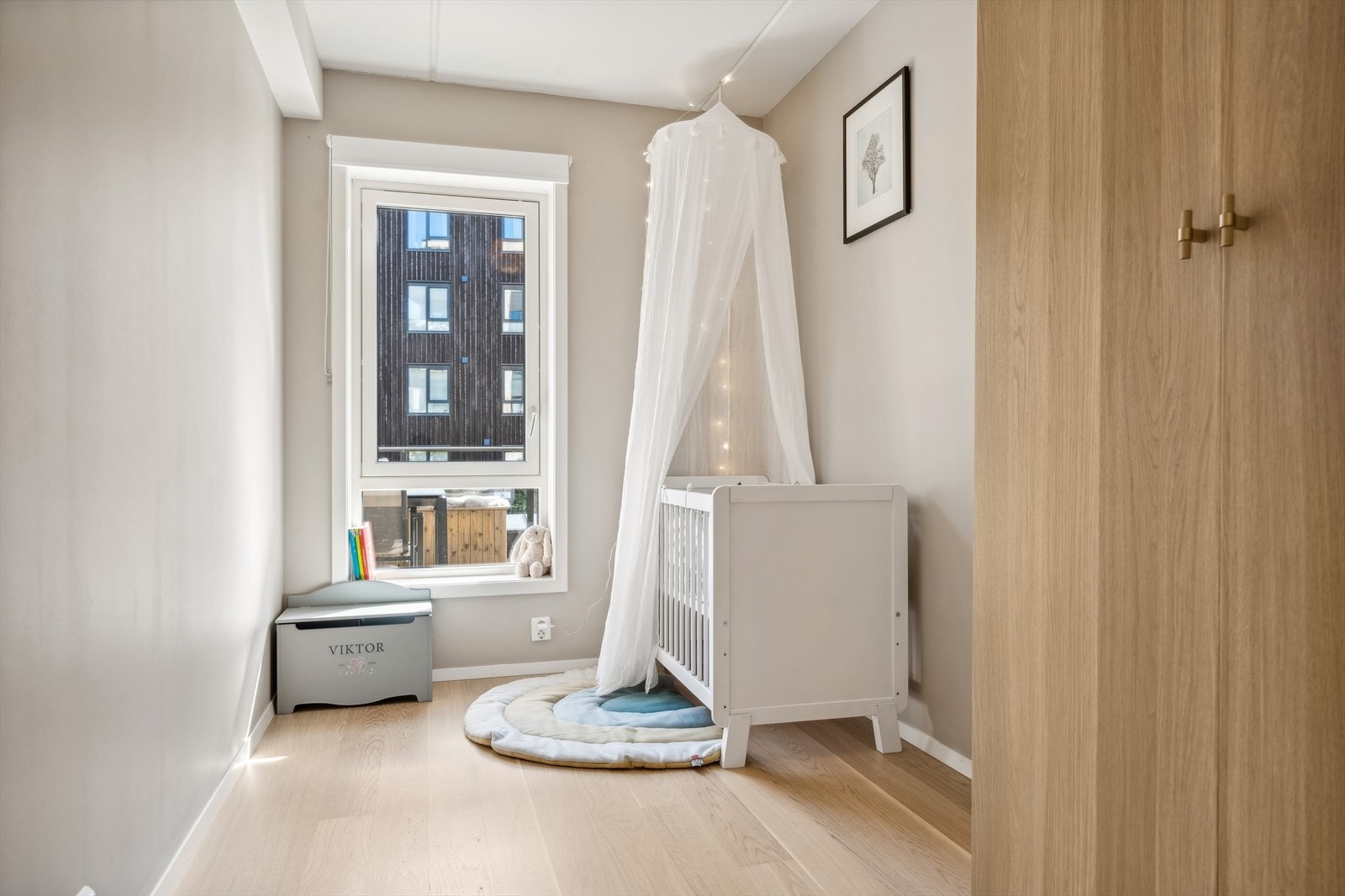 Soverom 1. Lyst og luftig med flotte vinder her også. Galleribilde