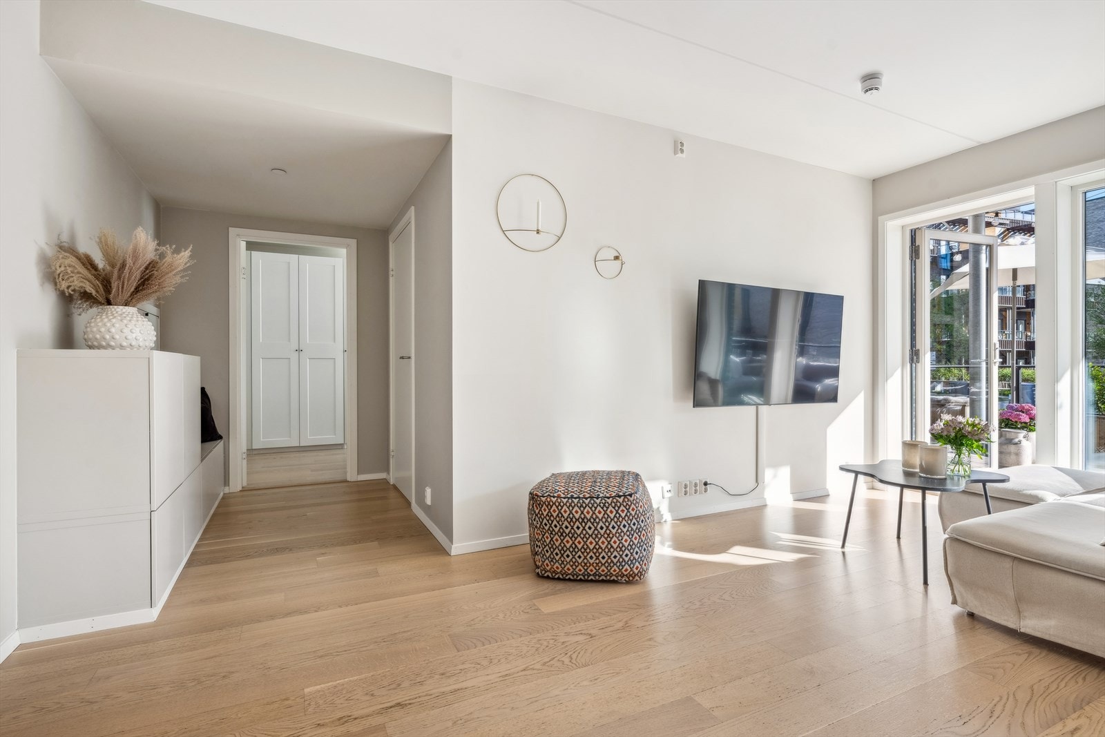 Nydelige enstavs heltre eikeparkettgulv. Vannbåren gulvvarme. Galleribilde