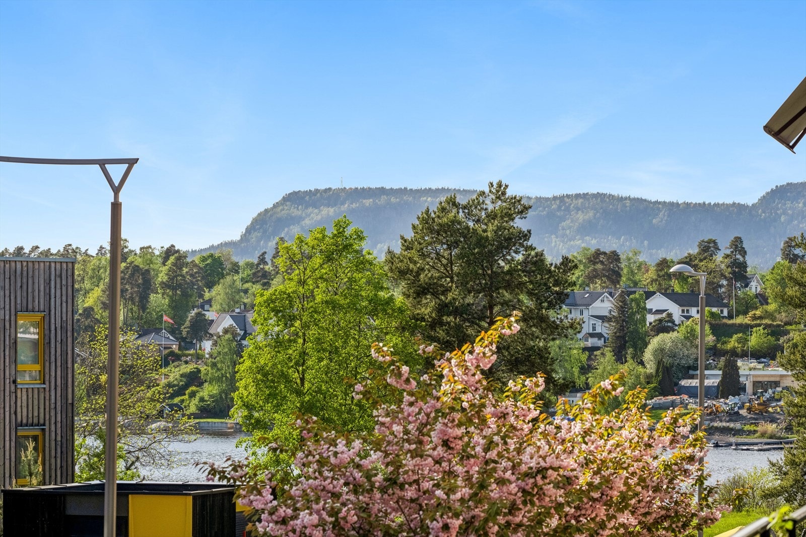 Nydelig beliggende 3- roms leilighet med utsikt mot sjøen, idyll! Galleribilde
