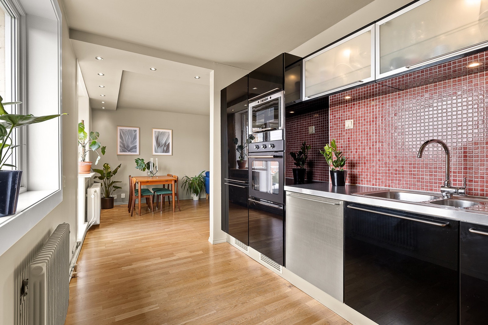 Det er plass til et lite kjøkkenbord - en flott plass å innta frokosten med hyggelig utsyn fra vinduet mot vest. Galleribilde