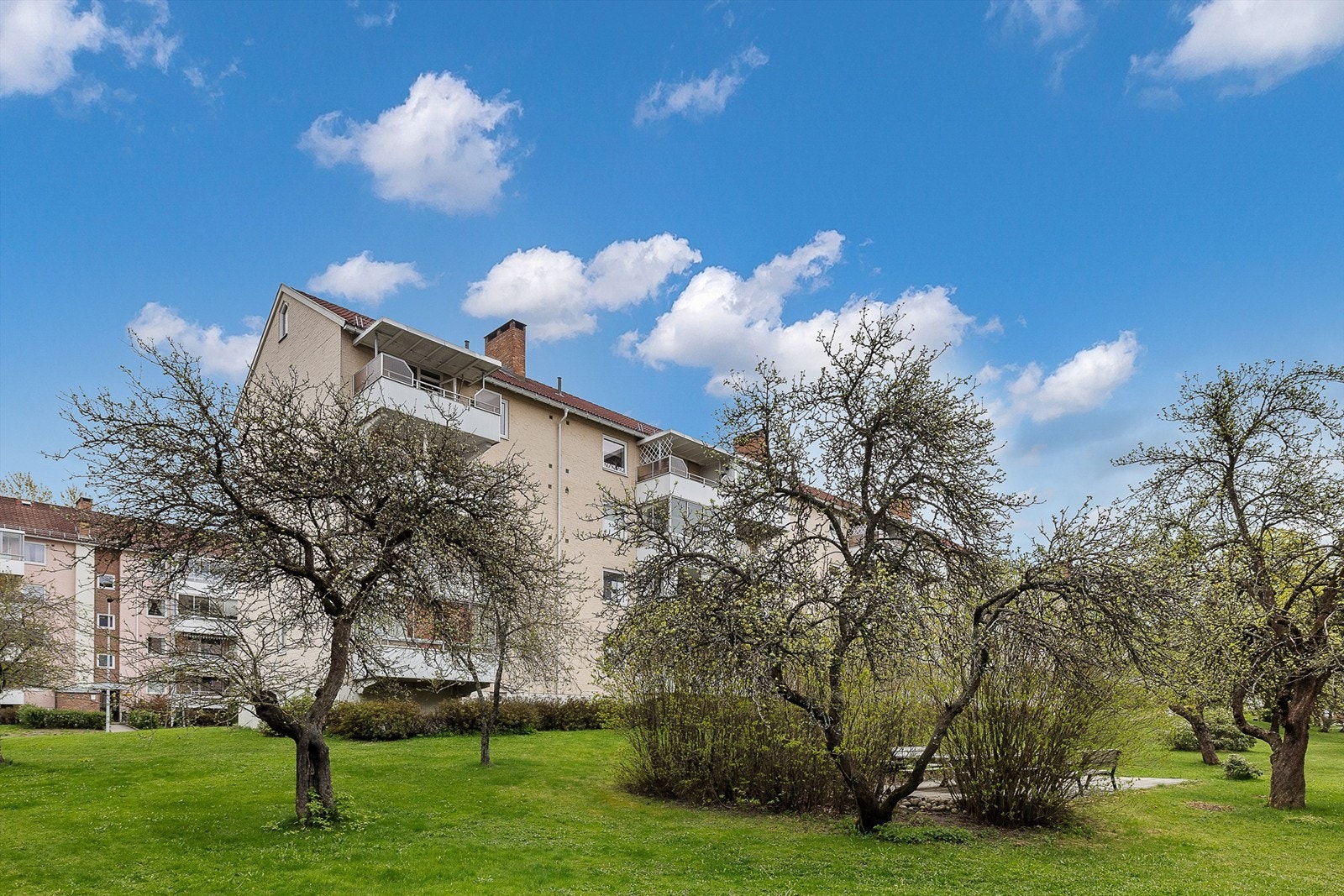 Leiligheten har en hyggelig beliggenhet omkranset av store felles grøntarealer med felles lekeplasser og sittegrupper. Galleribilde