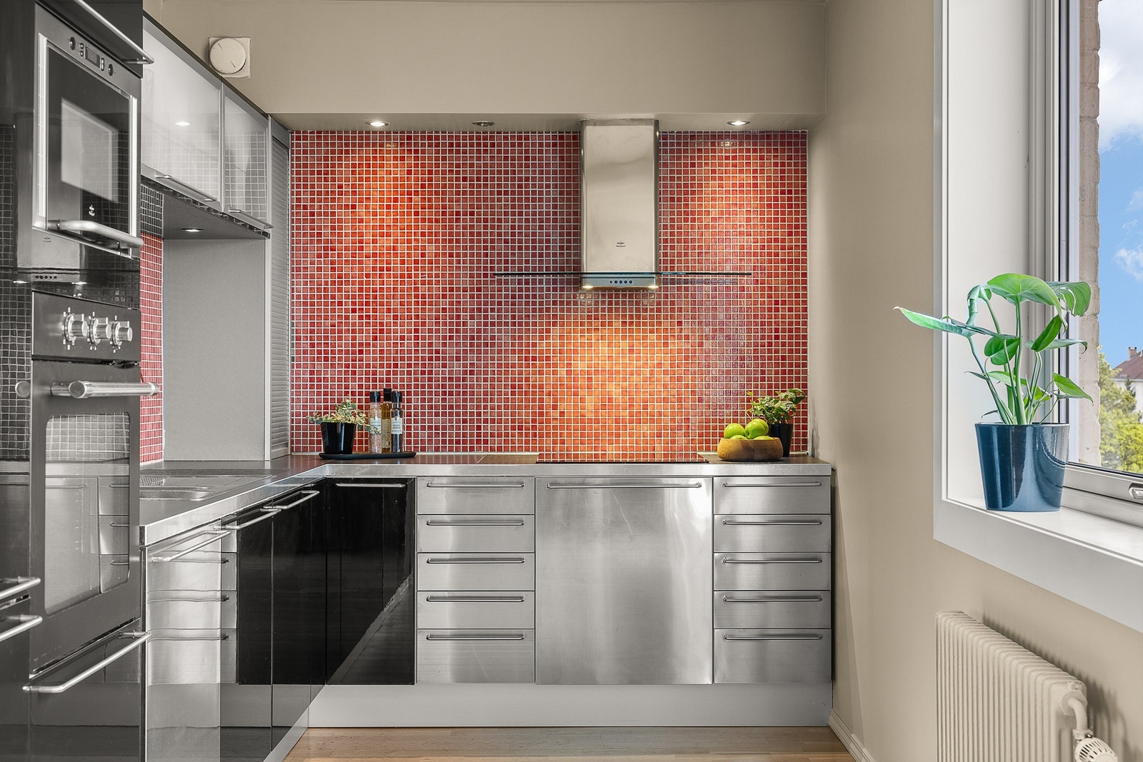 Kjøkkenet er utrustet med integrerte hvitevarer som inkluderer: Kjøleskap med frysedel, komfyr, mikrobølgeovn, oppvaskmaskin og nedfelt induksjonstopp. Alle integrerte hvitevarer medfølger. Galleribilde