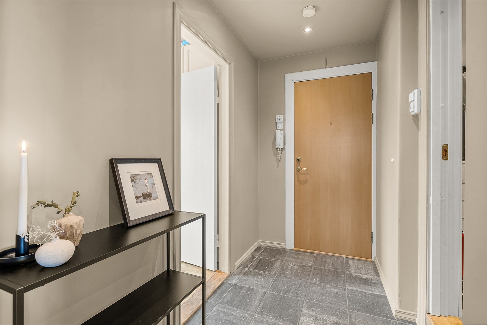 Fra entréen er det inngang til et soverom og baderom. Galleribilde