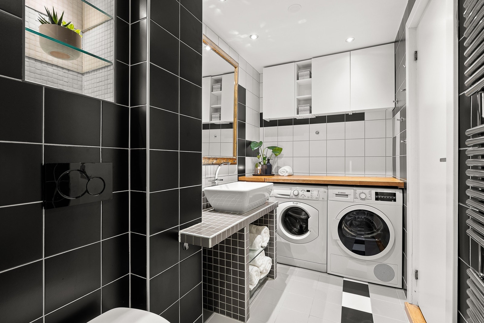 Det er opplegg til vaskemaskin/tørketrommel med praktisk benkeplate og vegghengt skap. Downlights i tak. Galleribilde