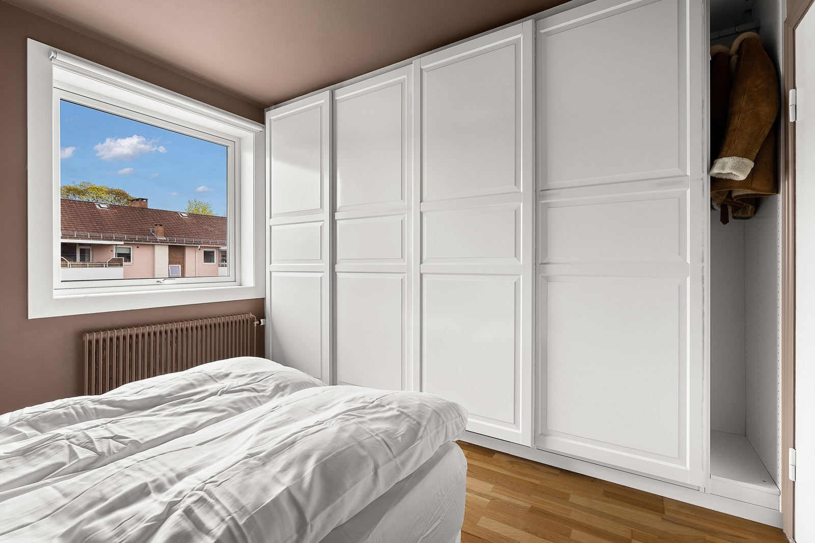 Hovedsoverommet har skyvedørsgarderobe langs hele den ene veggen som gir god oppbevaringsplass. Galleribilde