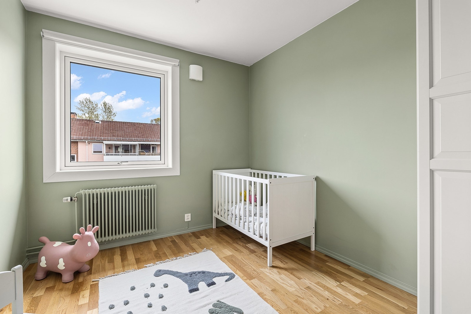 Det minste soverommet som også er utrustet med skapplass passer perfekt som barnerom, gjesterom eller kanskje et hjemmekontor. Galleribilde