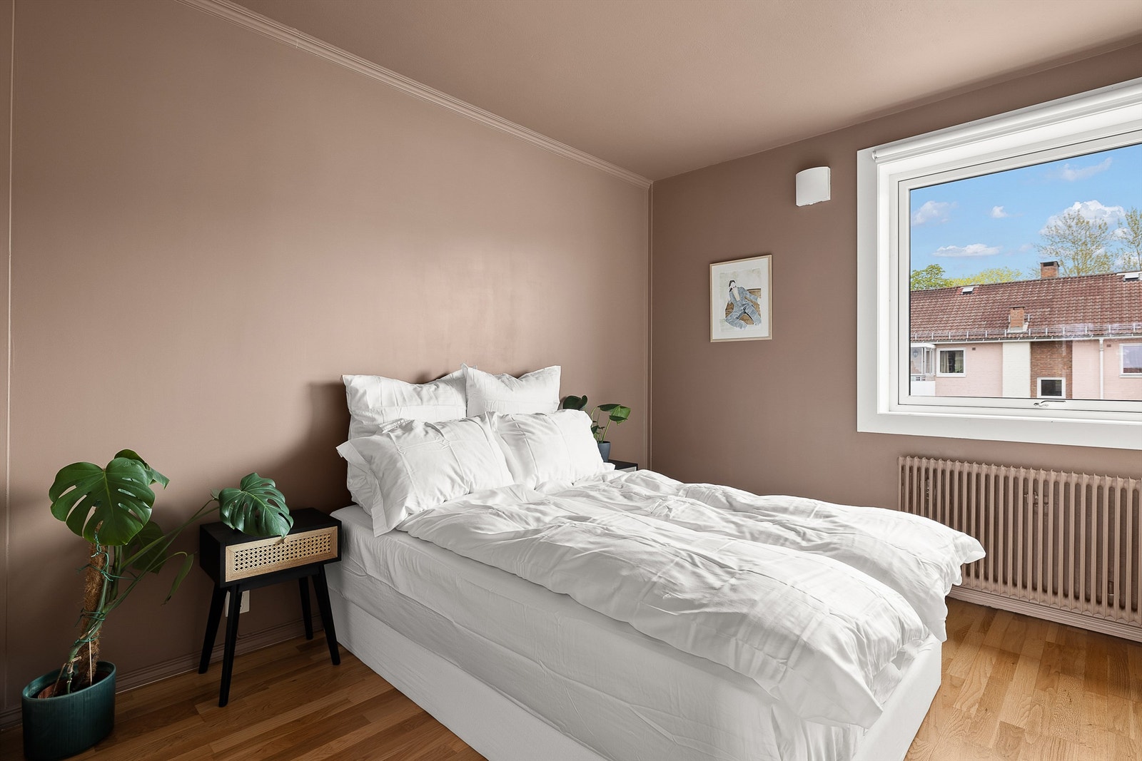 Hyggelig hovedsoverom malt i moderne og tidsriktig farge. Galleribilde