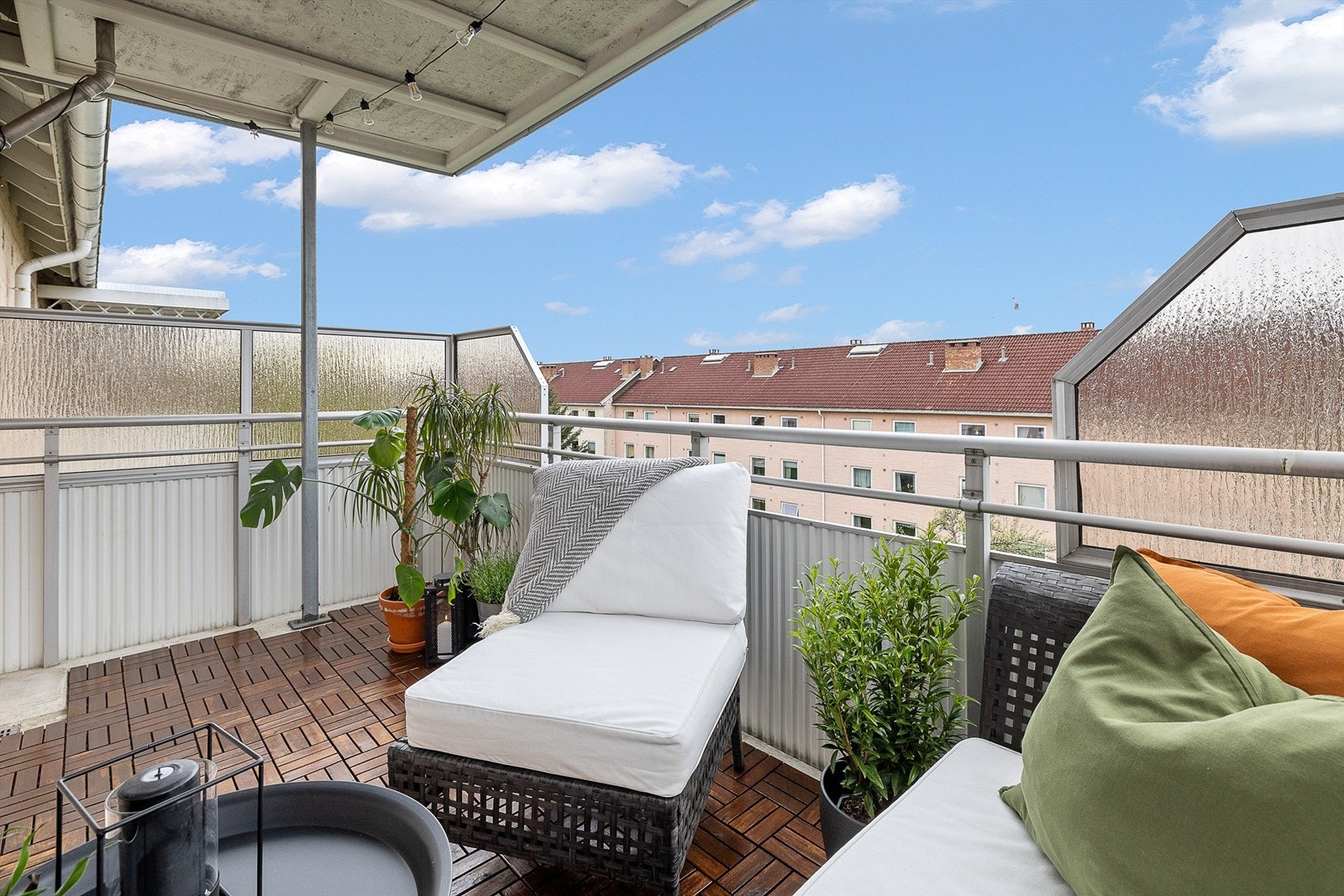 Balkongen fungerer som en flott og skjermet utvidelse av stuen. Gode solforhold på balkongen fra tidlig ettermiddag til ca. kl. 21.30/22.00 sommerstid iht. selger. Galleribilde