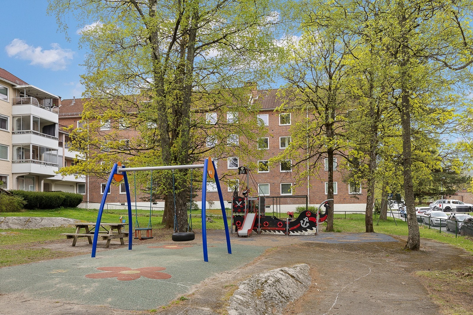 .... og lekeplasser på borettslagets tomt Galleribilde