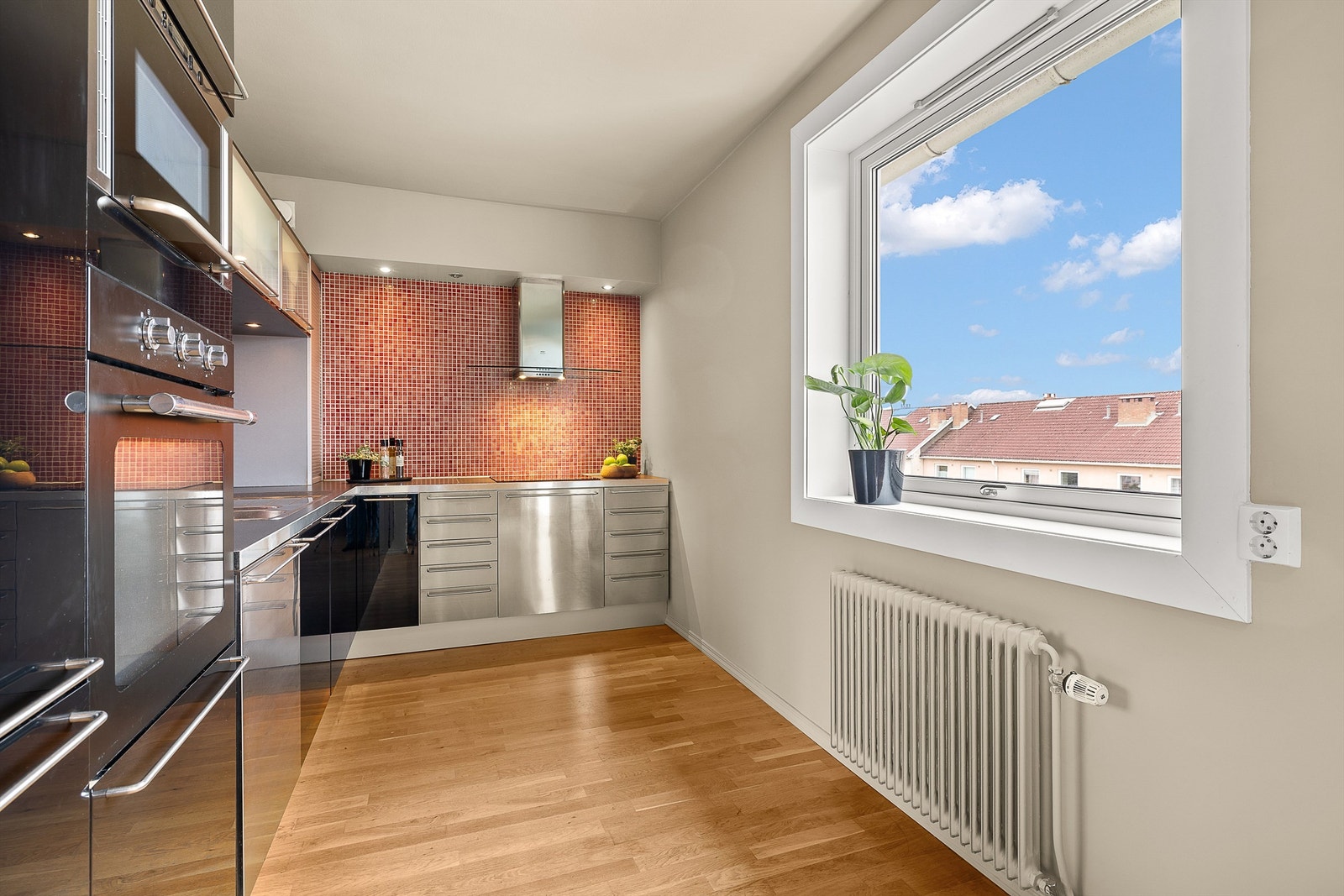 I åpen løsning til stue/spisestue finner du kjøkkenet. Galleribilde