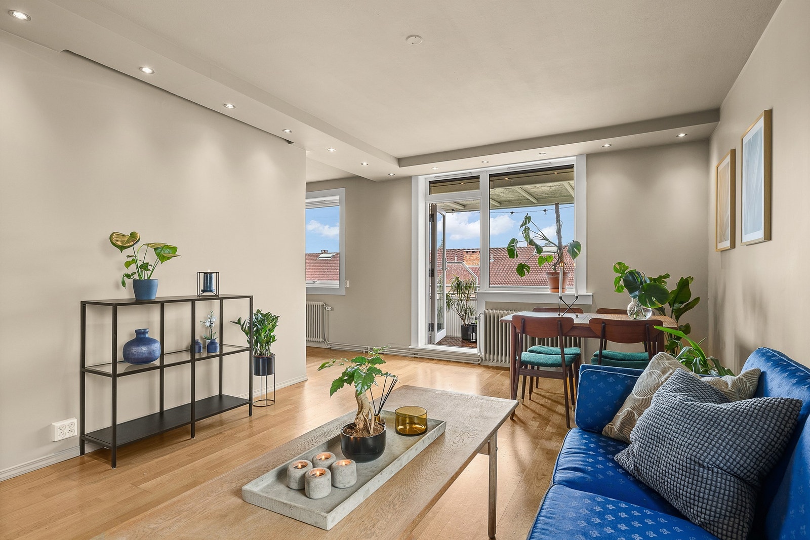 I stuen er det godt med plass til sofagruppe med tilhørende møblement. Fargevalg og store vindusflater som vender mot to himmelretninger bidrar til å fremheve romfølelsen og skape en herlig atmosfære. Galleribilde