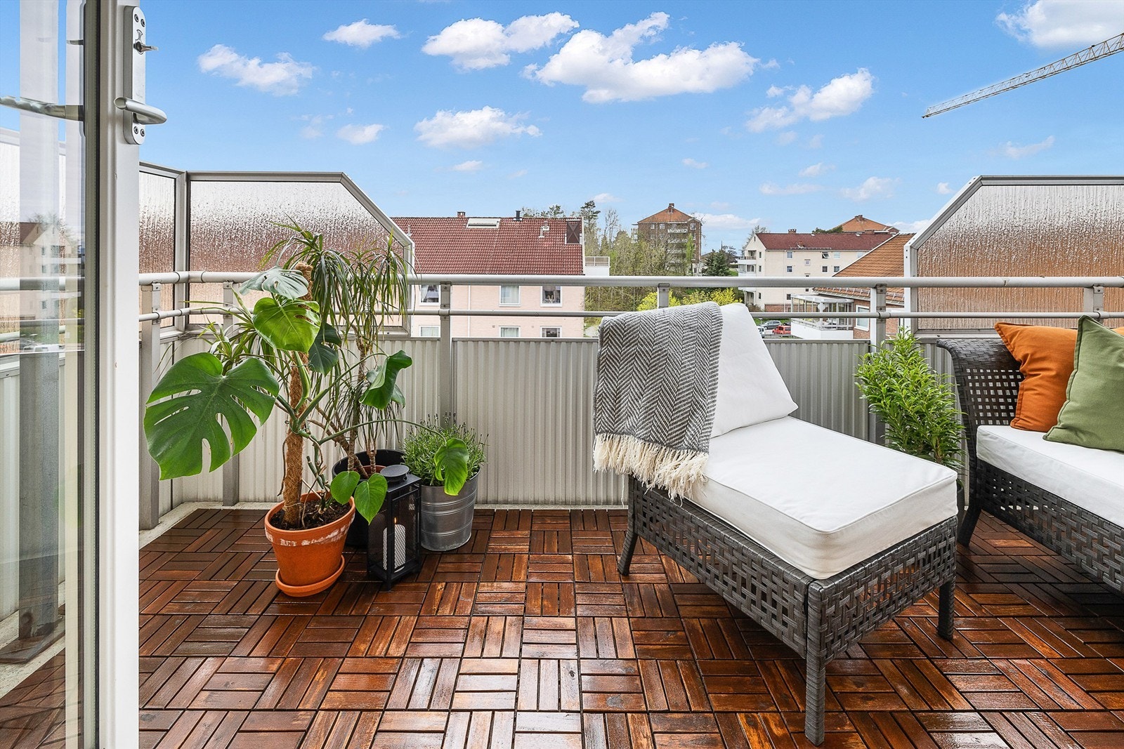 Utgang fra stue/spisestue til vestvendt og skjermet balkong med hyggelig utsyn fra balkongen over flotte grønne fellesarealer. Galleribilde