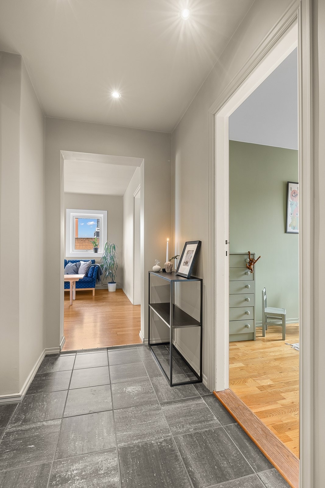 Innbydende entré med fliser på gulv og downlights i tak. Galleribilde