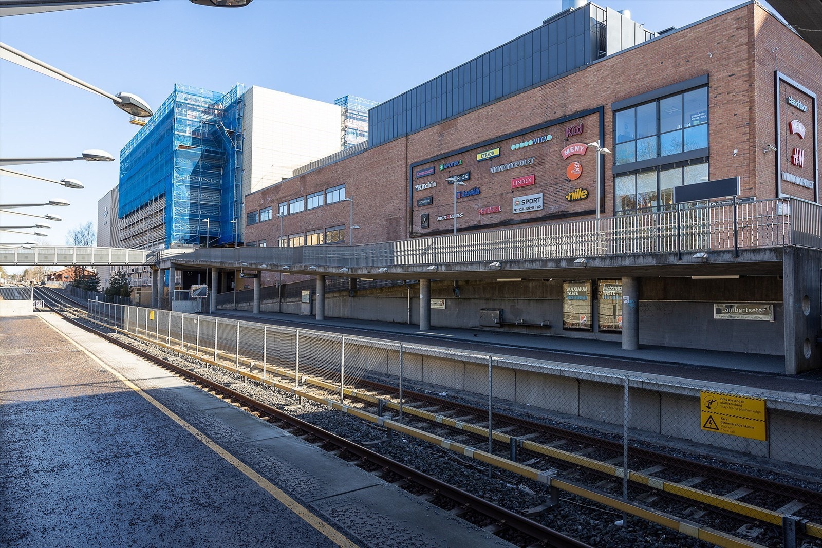 Umiddelbar nærhet til T-bane (linje 1 og 4), buss og flybuss til Gardermoen ved Lambertseter senter. Galleribilde