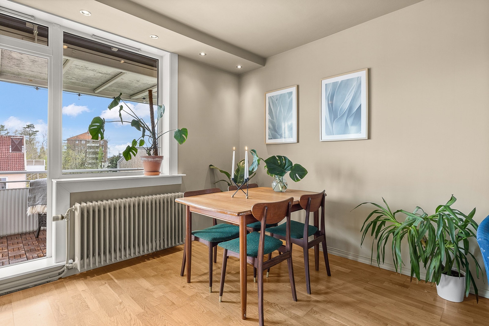 I spisestuedelen er det god plass til spisebord. Her er det også gode muligheter for å dekke til langbord ved større begivenheter. Galleribilde