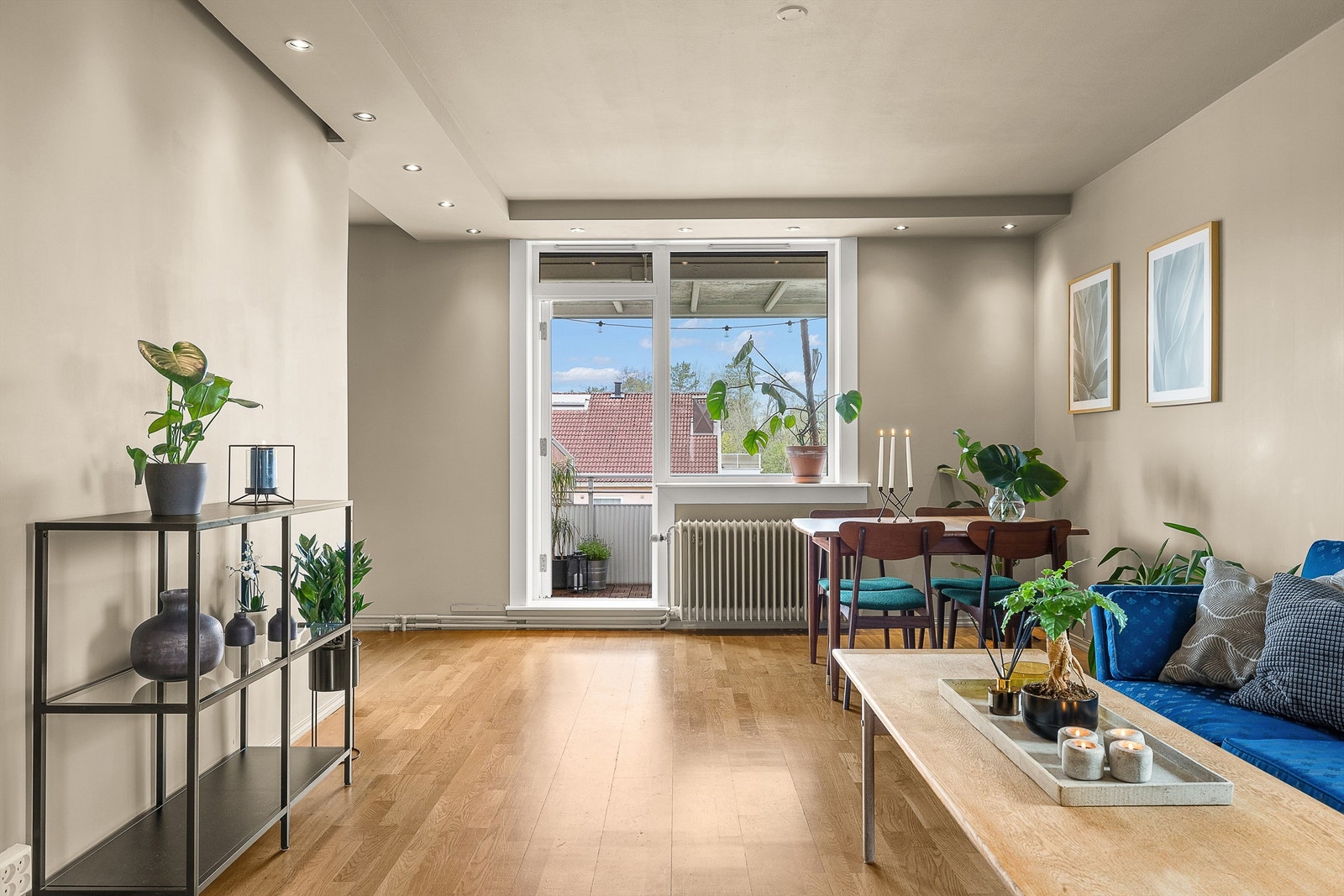 Kombinert stue og spisestue - som er nettopp det: her er det nok av plass til begge deler. Galleribilde