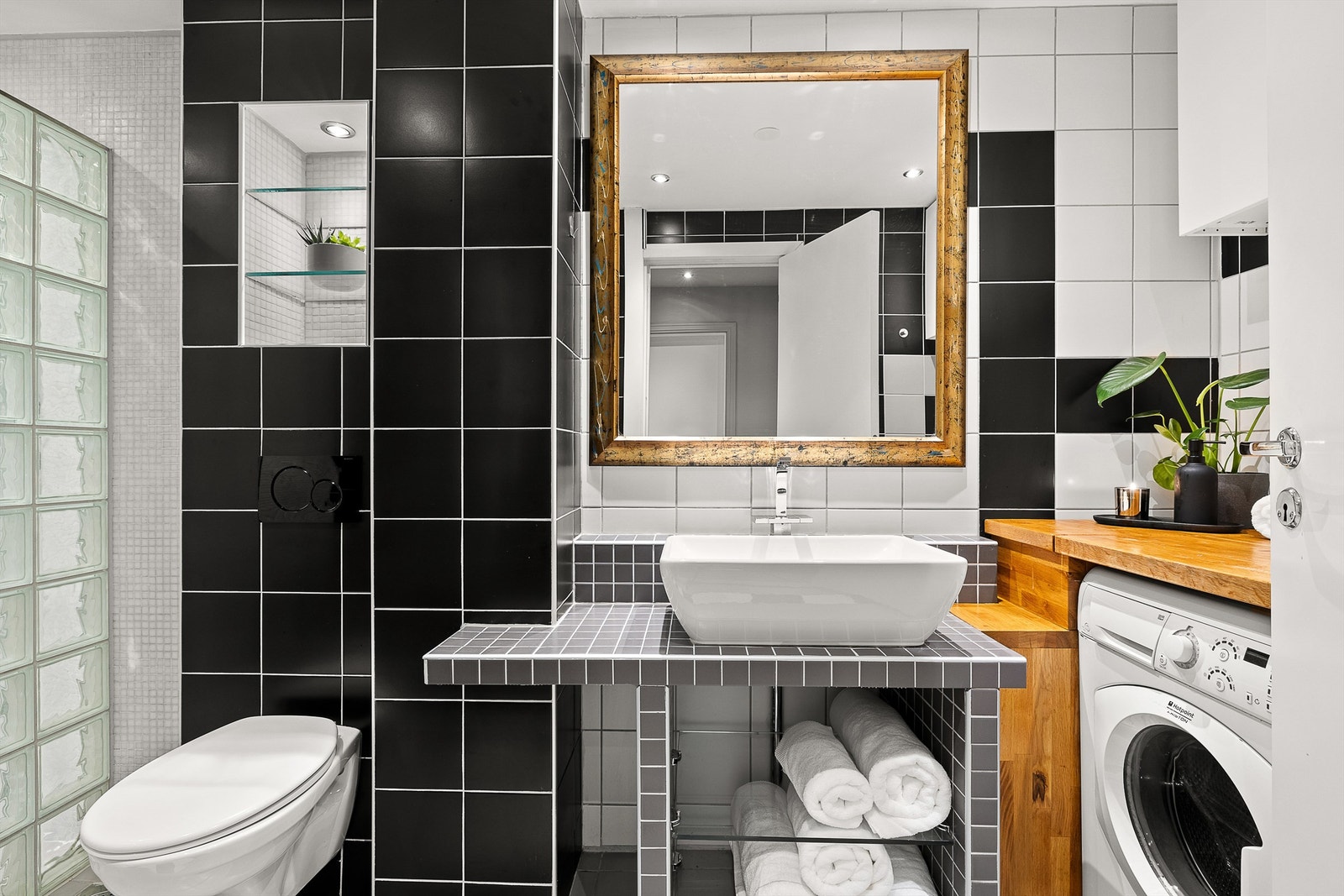 Fra entréen er direkte adkomst til et utvidet og stort flislagt baderom fra 2003. Galleribilde