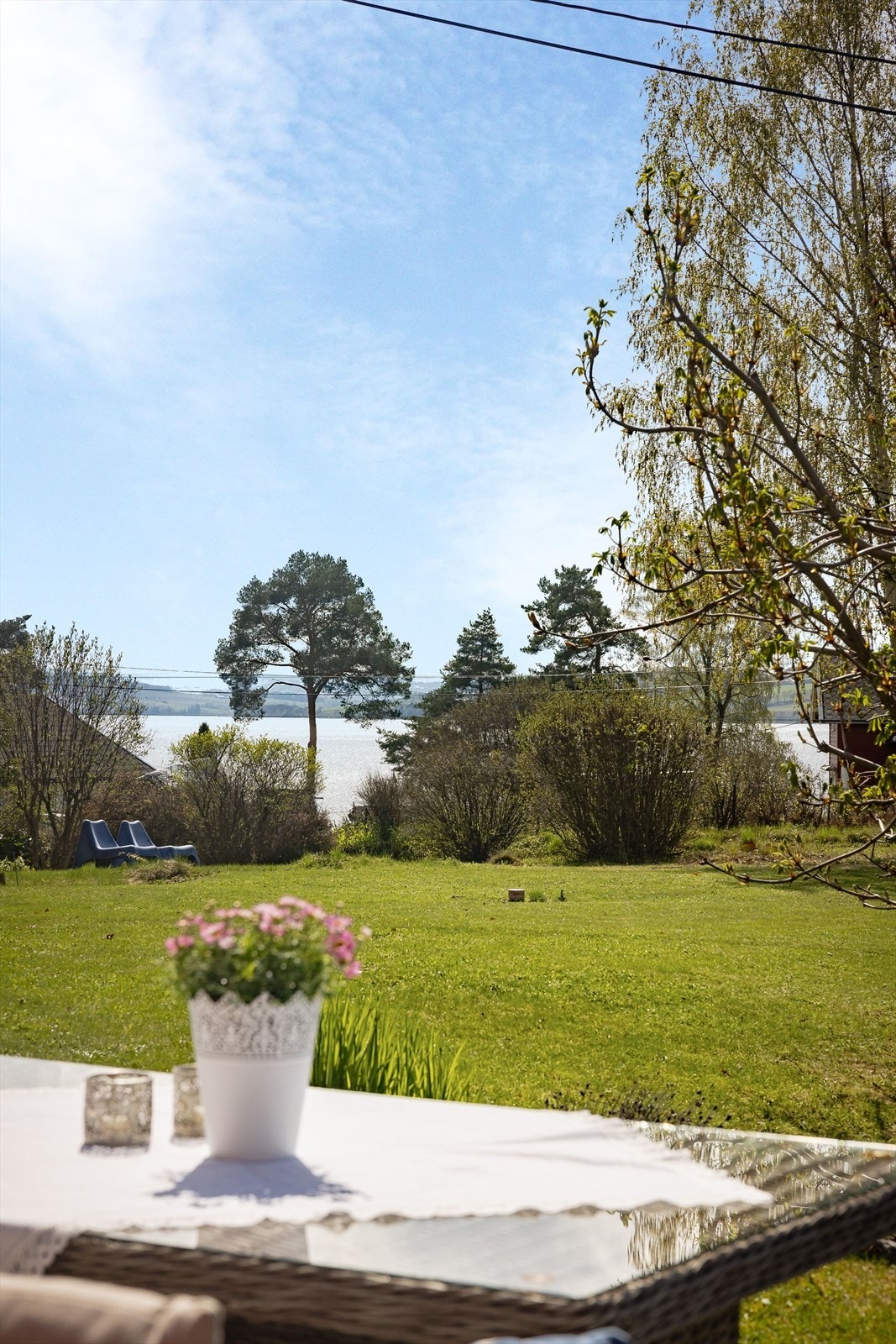Ved Mjøsa er det både bade- og båtmuligheter, samt fine turstier som går både i retning Hamar og Brumunddal. Galleribilde