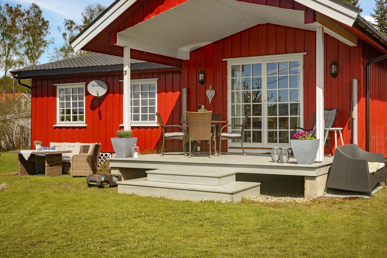Overbygd terrasse utenfor kjøkkenet på ca. 12 m². Terrassen vender mot sørvest, noe som gir meget gode solforhold. Galleribilde