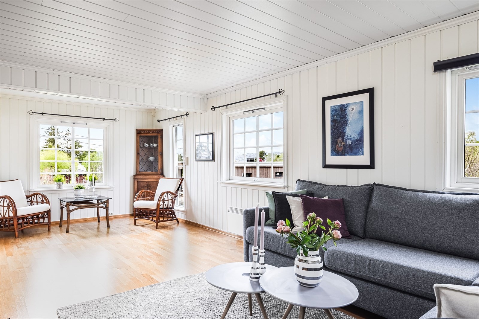 I stua er det flere vinduer som gir godt med naturlig lysinnslipp. Galleribilde