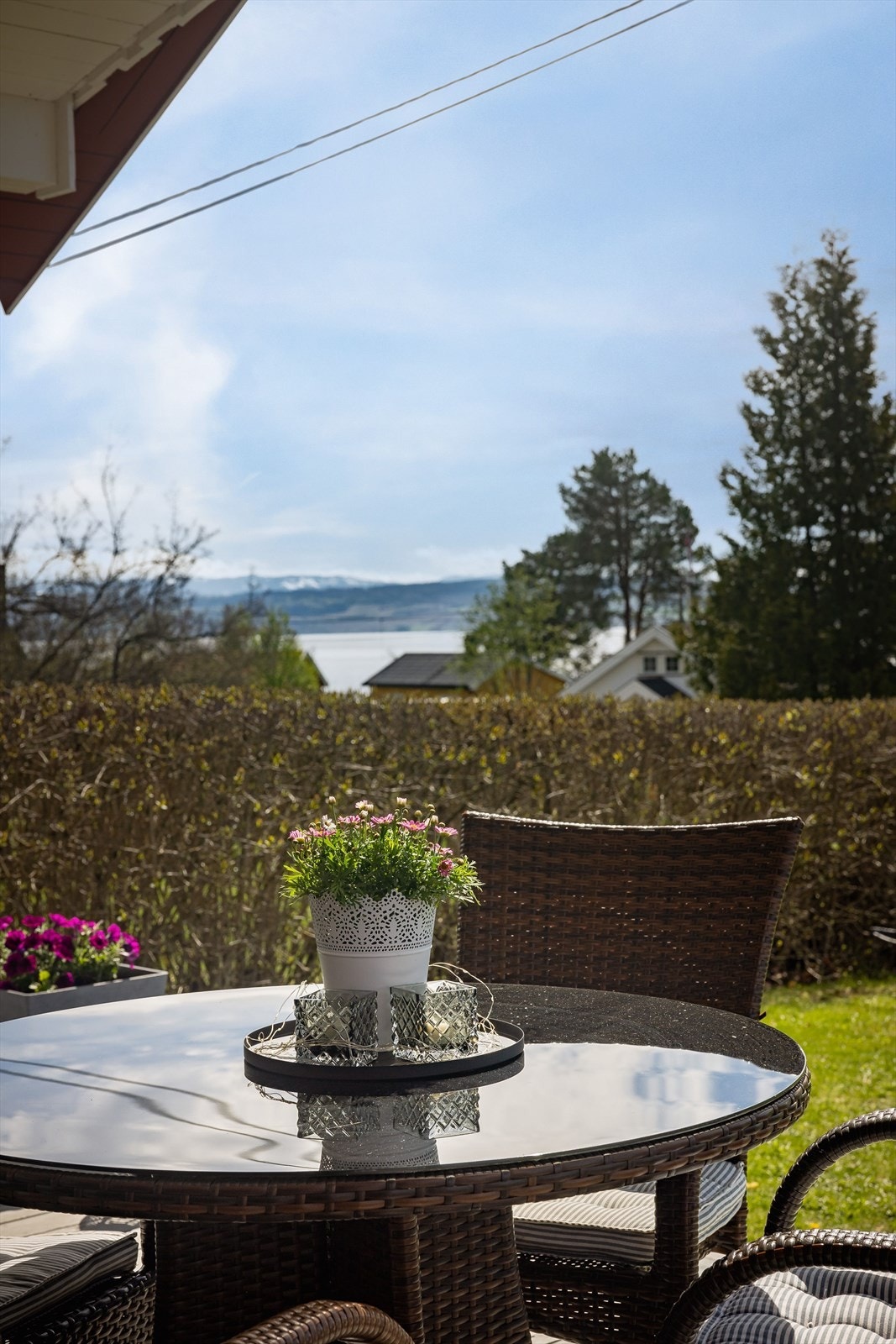 Fra terrassen er det fin utsikt mot Mjøsa, Nes og områdene rundt. Galleribilde