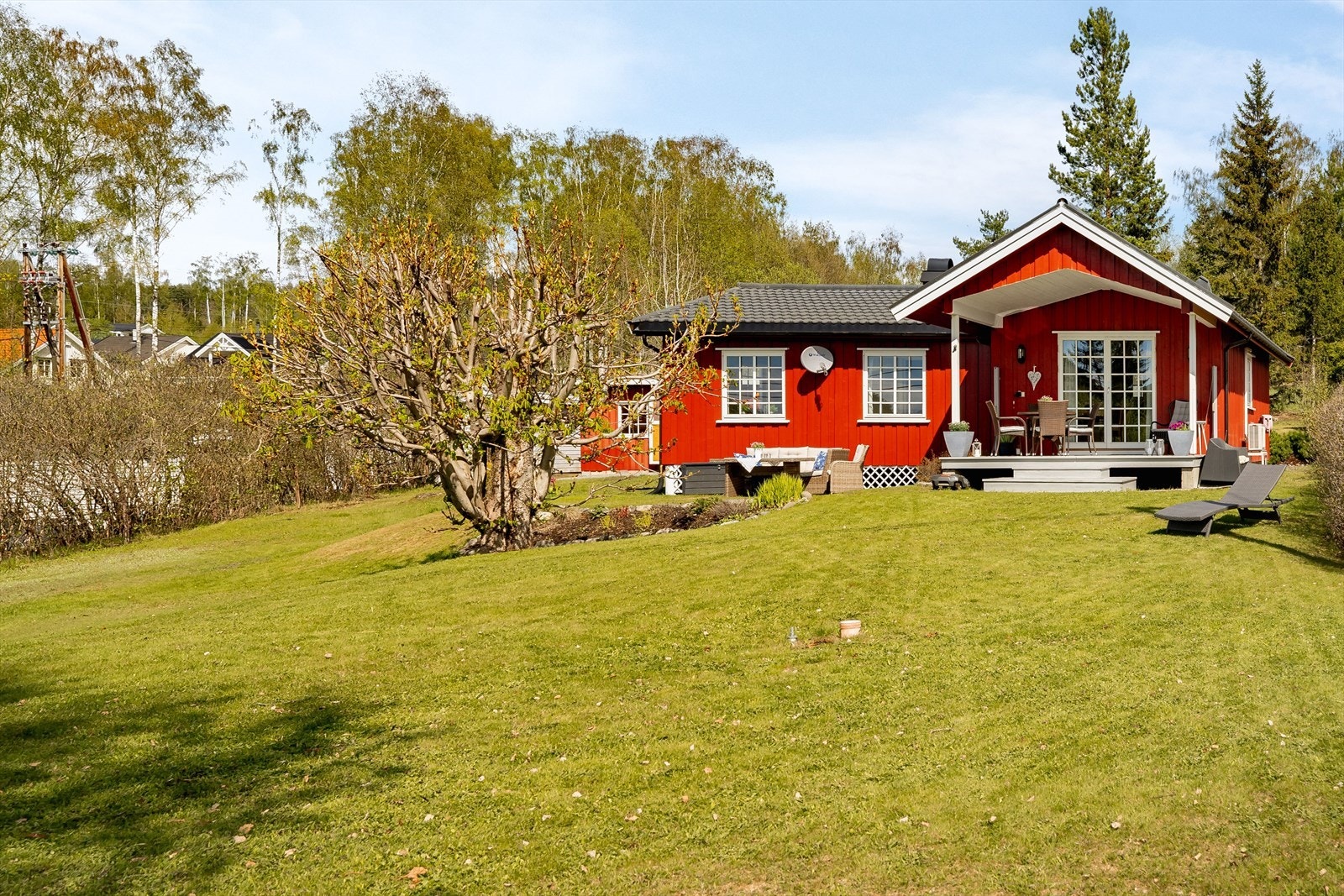 Dette er en idyllisk plass med en stor og frodig hage. Galleribilde