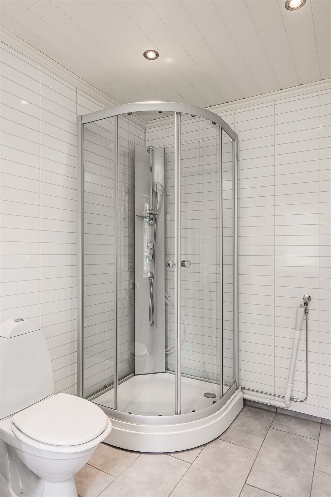 Forøvrig er badet utstyrt med dusjkabinett og opplegg for vaskemaskin. Galleribilde