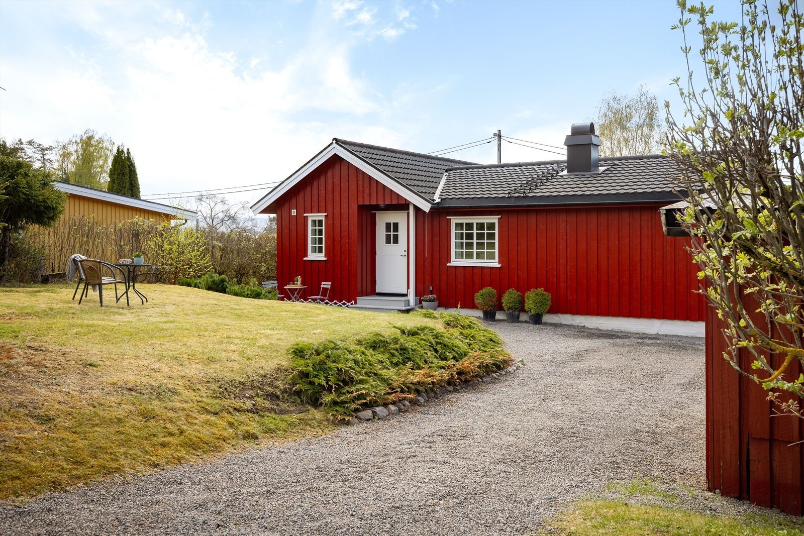 Gårdsplassen er gruset og det er plass til flere bilder. Galleribilde