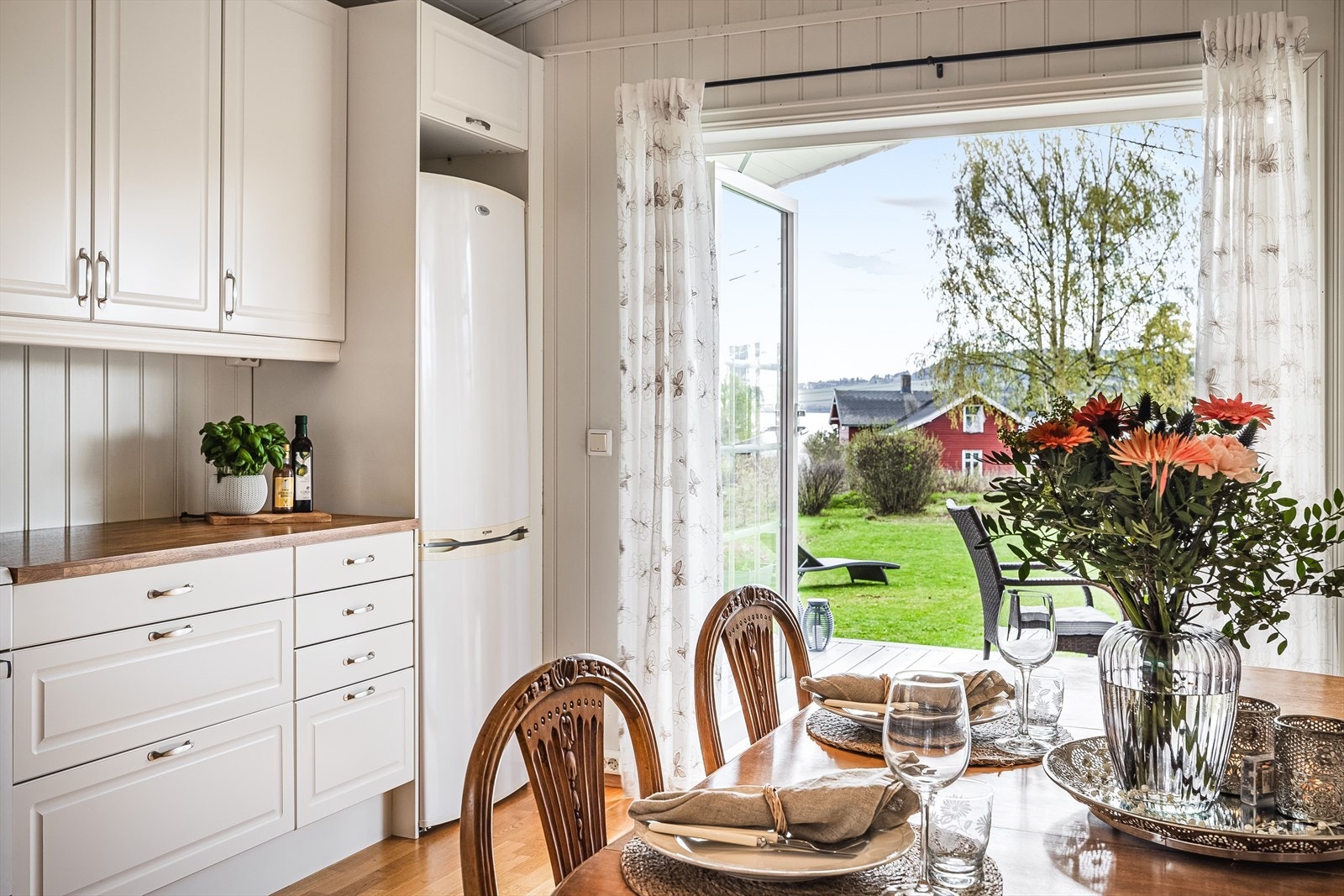 De doble dørene fører ut til den herlige uteplassen og hagen. Her får man virkelig uteområdene inn i boligen. Galleribilde