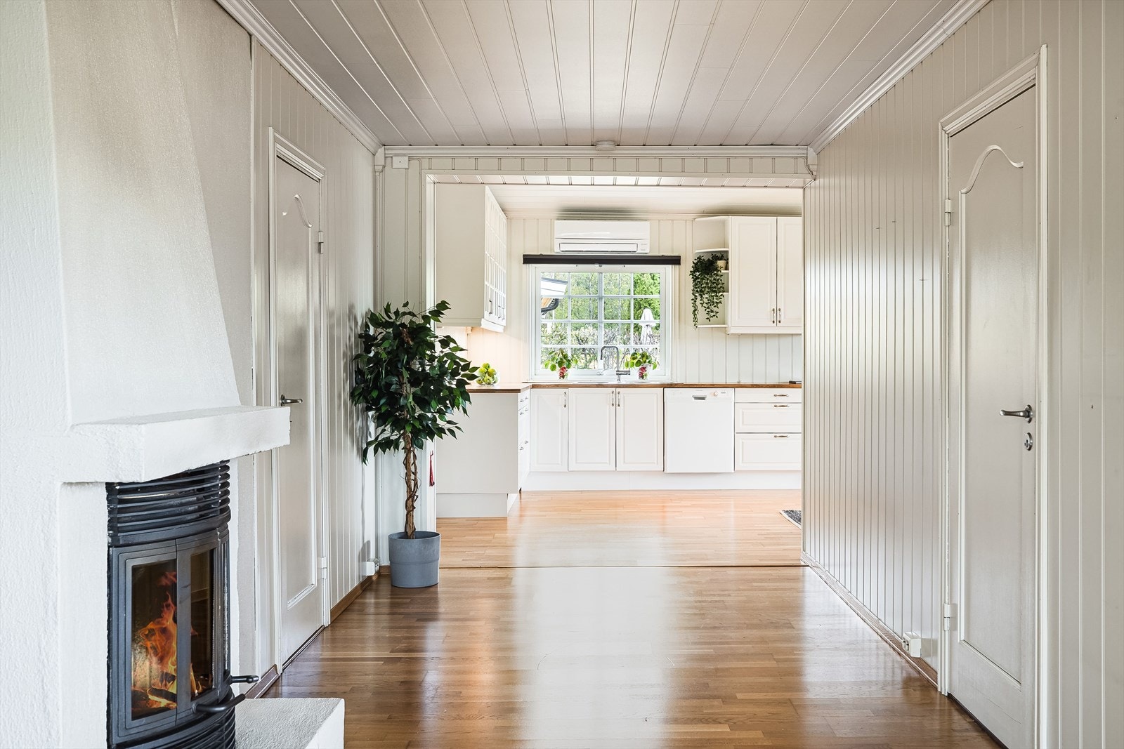 Fra kjøkkenet er det en liten mellomgang før du kommer til stua. Galleribilde