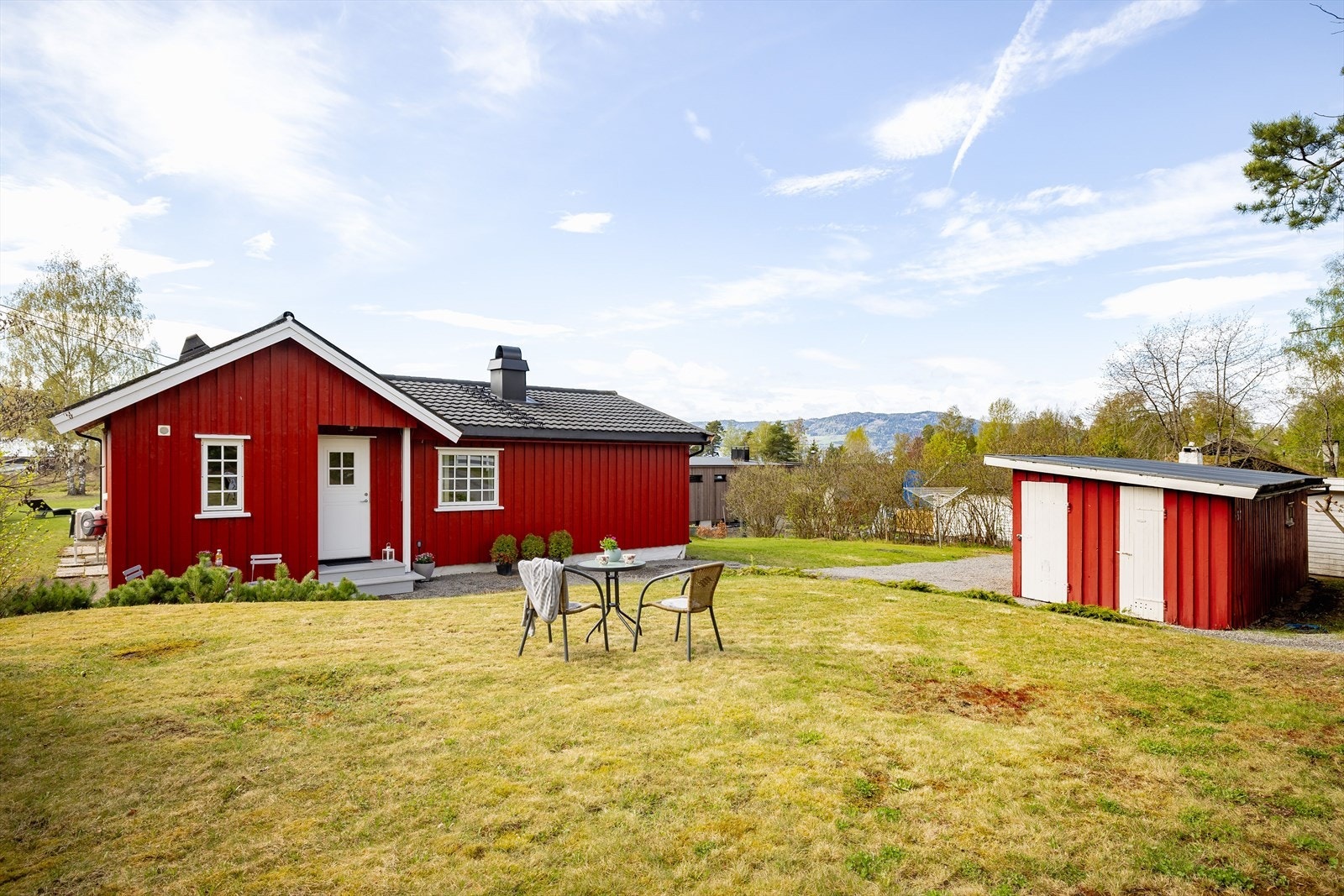 Tomta er på over 1,5 mål og gir god plass til mange fine uteplasser rundt om. Galleribilde