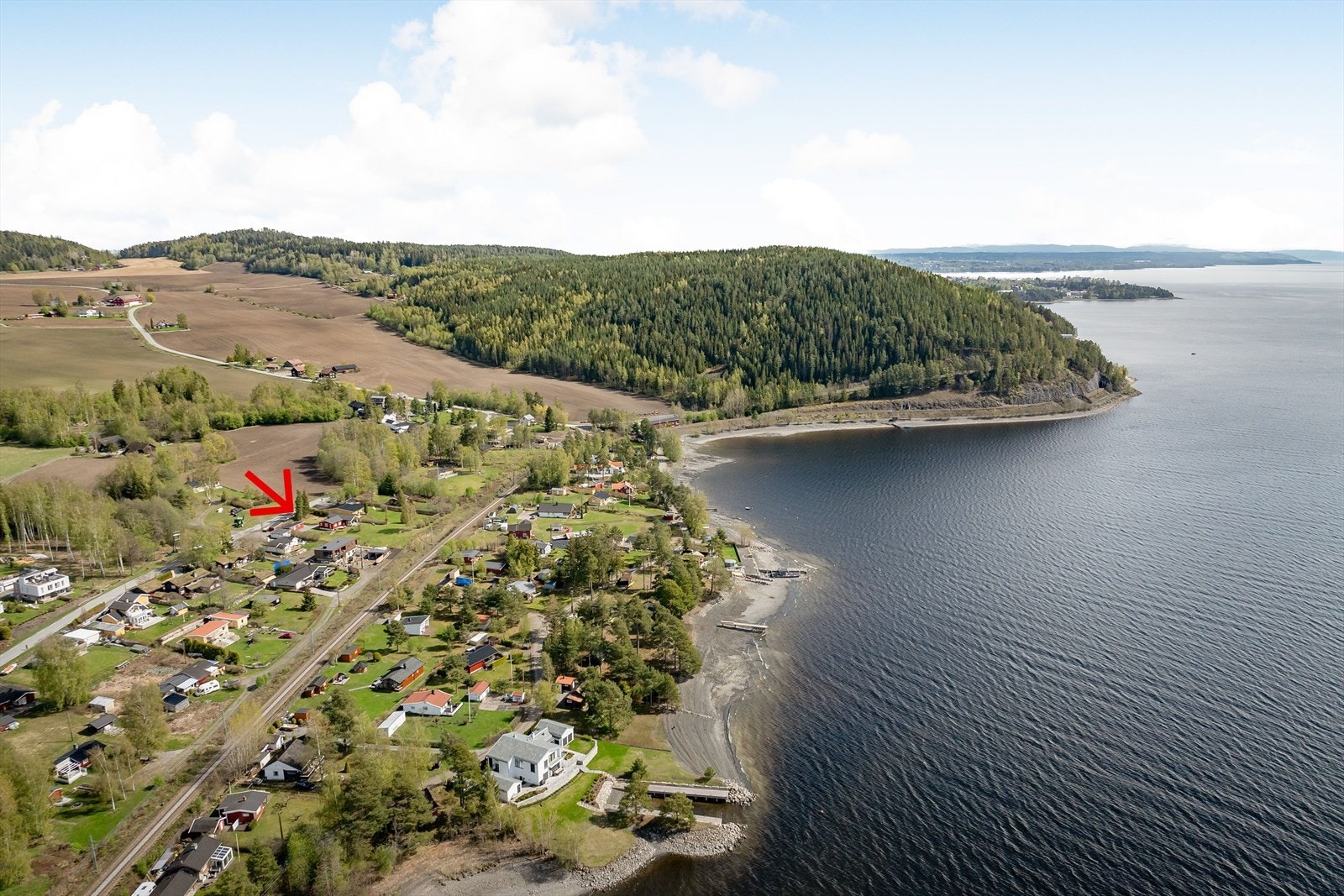 Eiendommen ligger fint til på Jessnes med kort veg til Mjøsa med turstier, bademuligheter og mye mer. Galleribilde