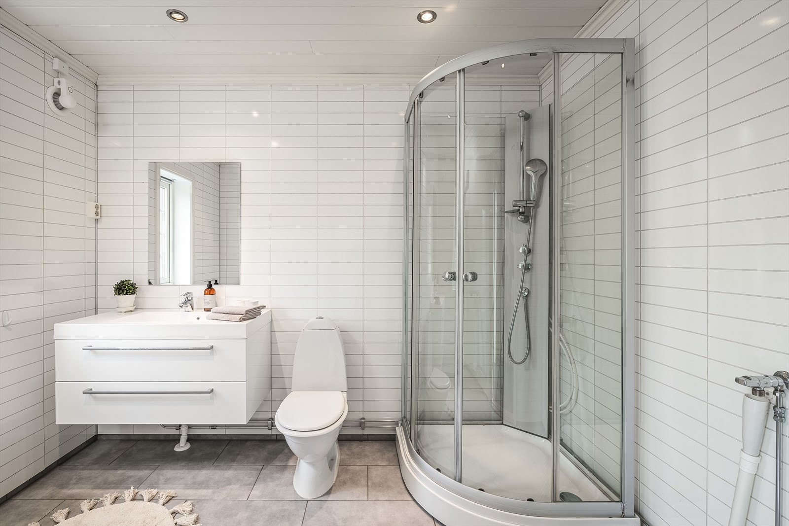 Badet er fra 2010 og har flislagt gulv med varmekabler og baderomsplater på veggene. I taket er det downlights. Galleribilde