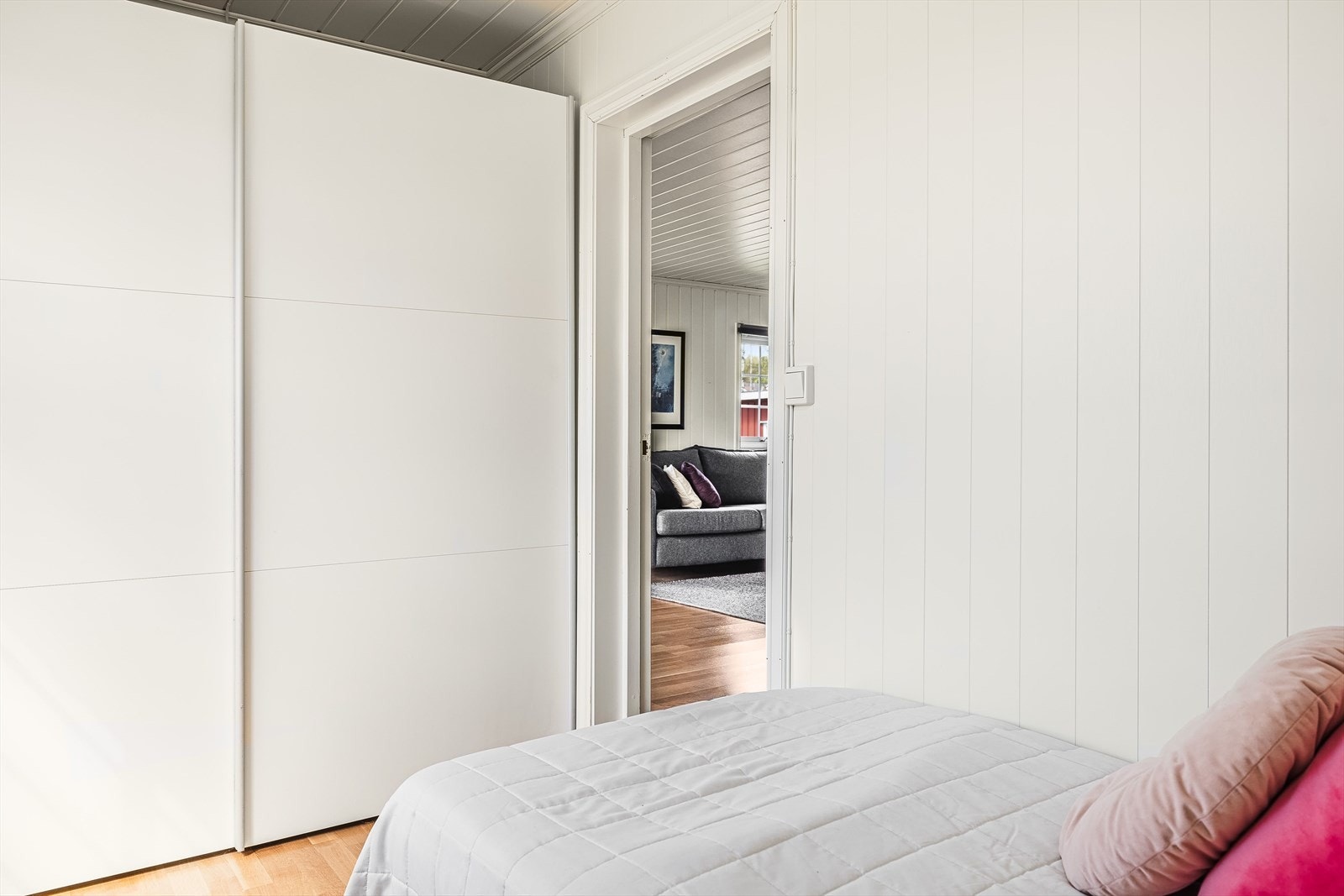 På det ene rommet er det montert skyvedørsgarderobe. Galleribilde