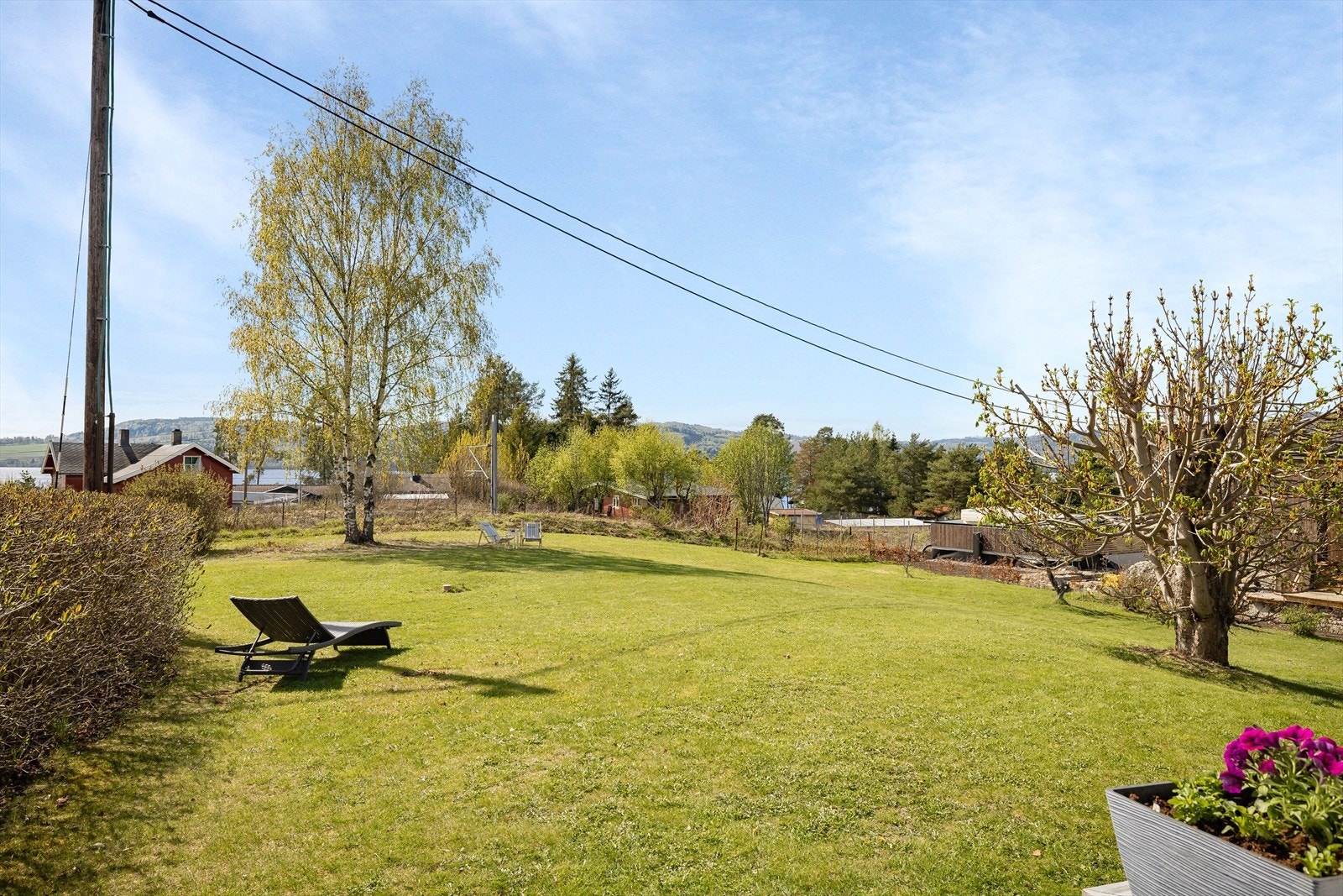 Den store hagen gir godt med boltre plass for både barn og voksne. Galleribilde