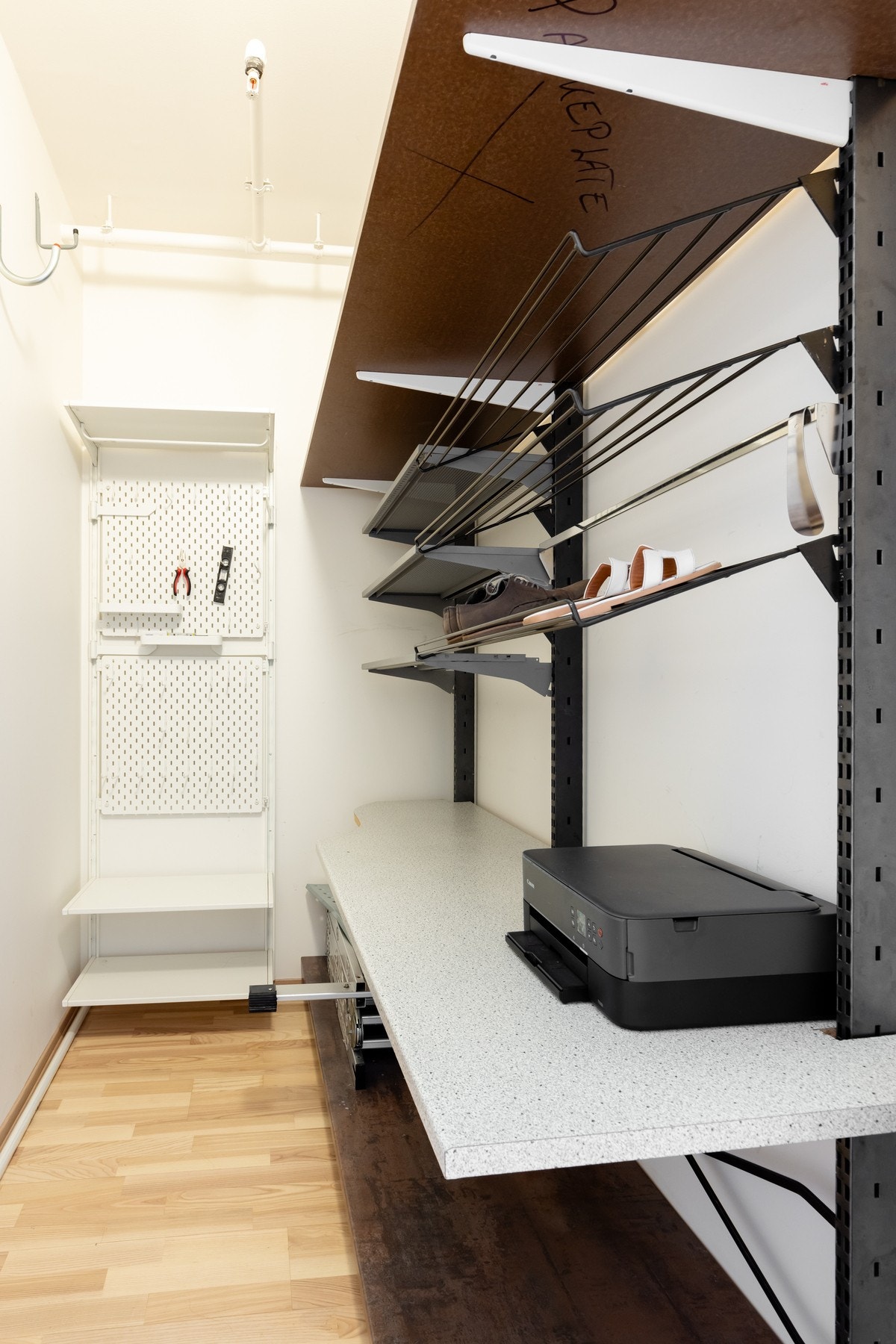 Godt med lagring i form av innvendig bod tilknyttet entréen. Av ekstern lagring medfølger bod i kjeller på 5 kvm. Galleribilde