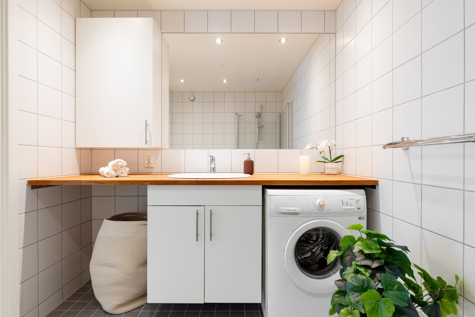 Innredningen består av servant på underskap og ettgreps blandebatteri, veggskap og speil. Galleribilde