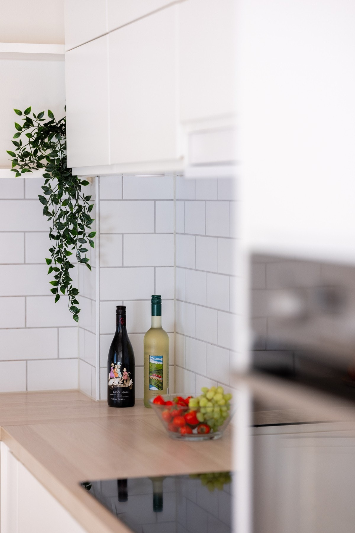 Benkeskapsbelysning og stikkontakter under overskap. Galleribilde