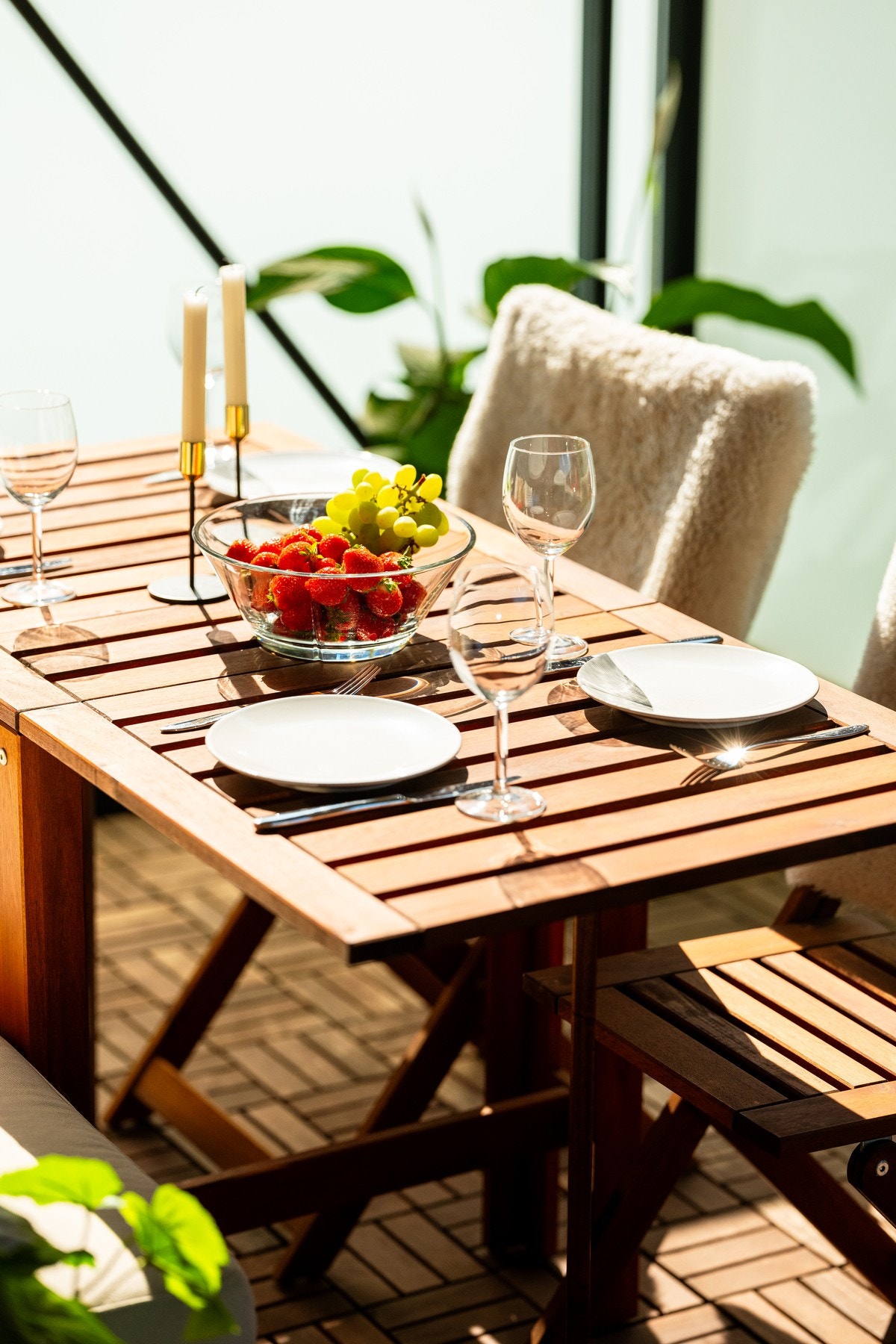 Balkongen er sydvendt og gir med det gode solforhold på sommerstid. Galleribilde