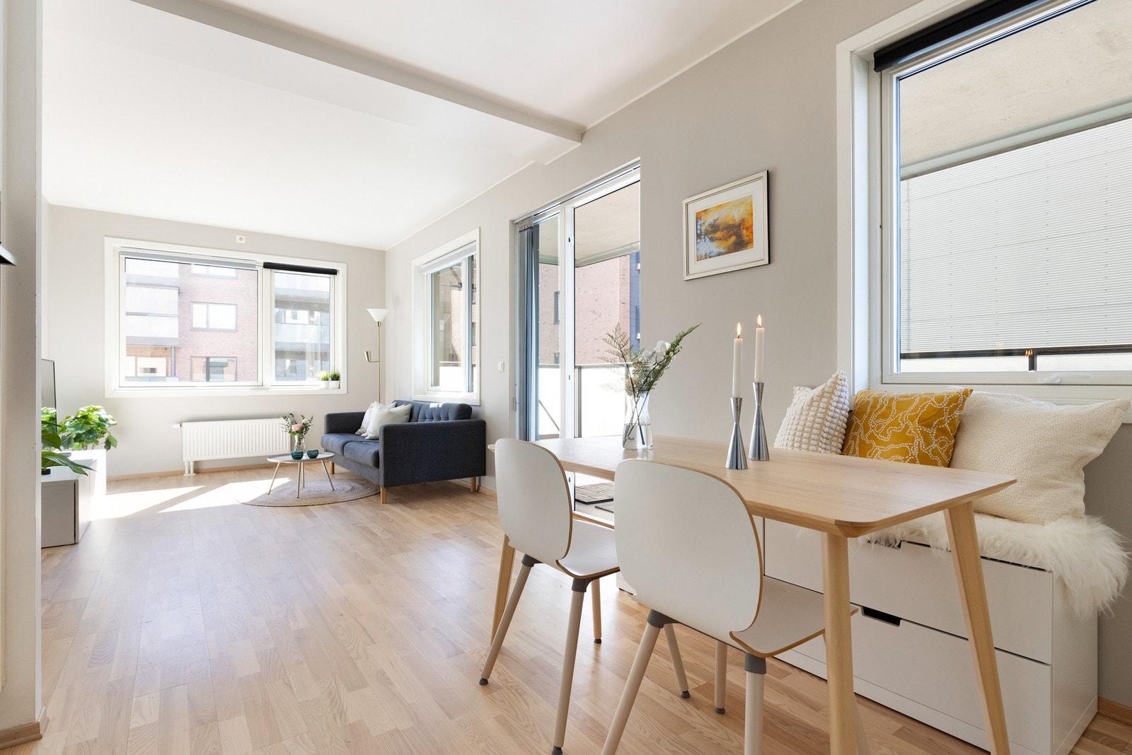 Hjørneplasseringen kombinert med god takhøyde og store vindusflater gjør at leiligheten oppleves som lys og luftig. Galleribilde