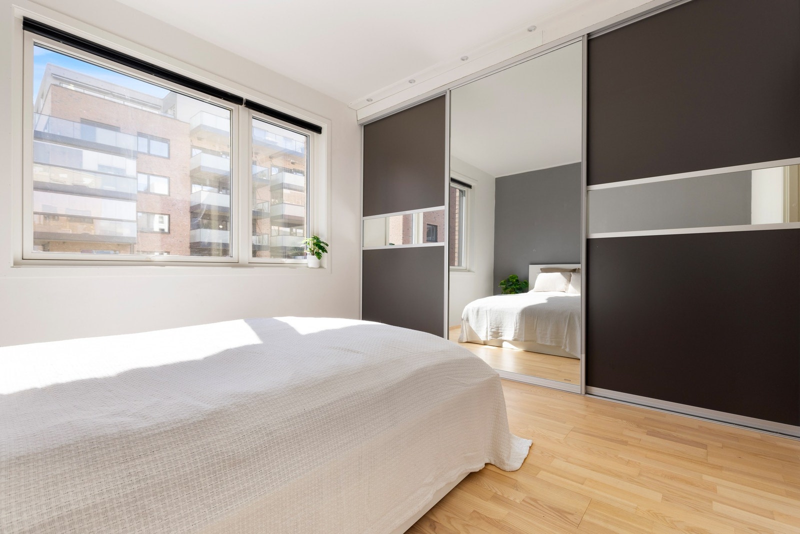 Rommet har en romslig garderobeløsning som selvsagt blir stående og gir godt med oppbevaring. Galleribilde