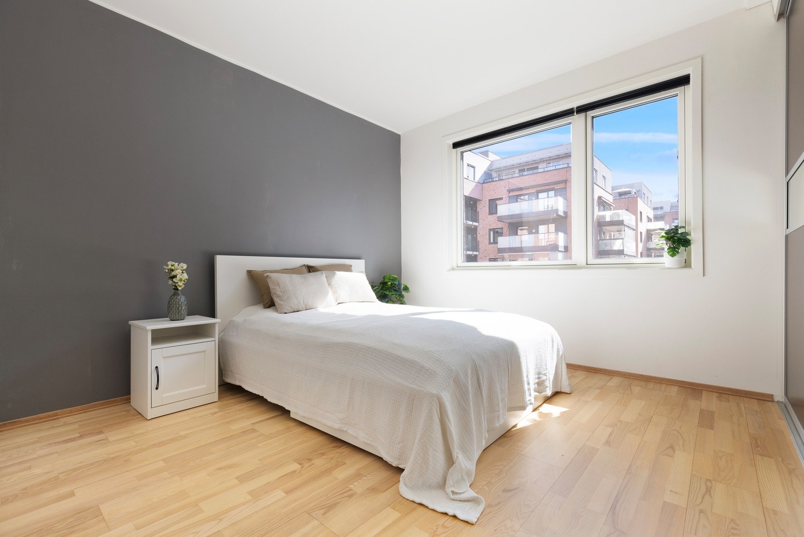 Leiligheten har to soverom som har parkett på gulv og malte overflater. Galleribilde