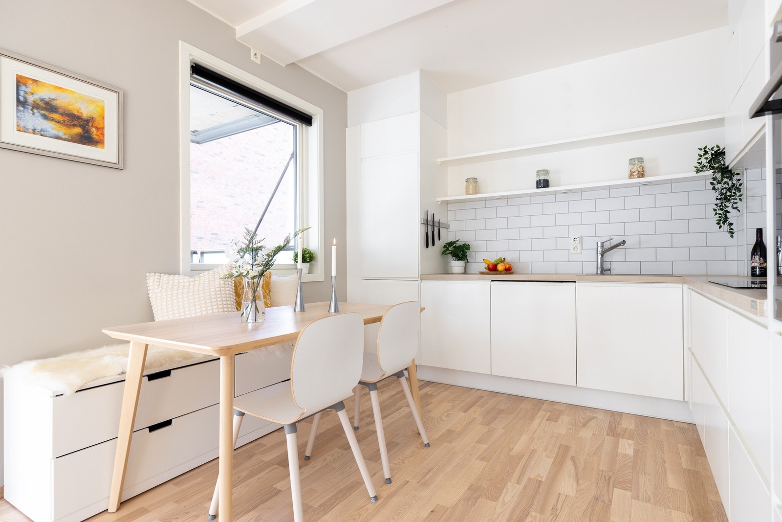 Mellom stuen og kjøkkenet er det plass til spisebordsgruppe. Galleribilde